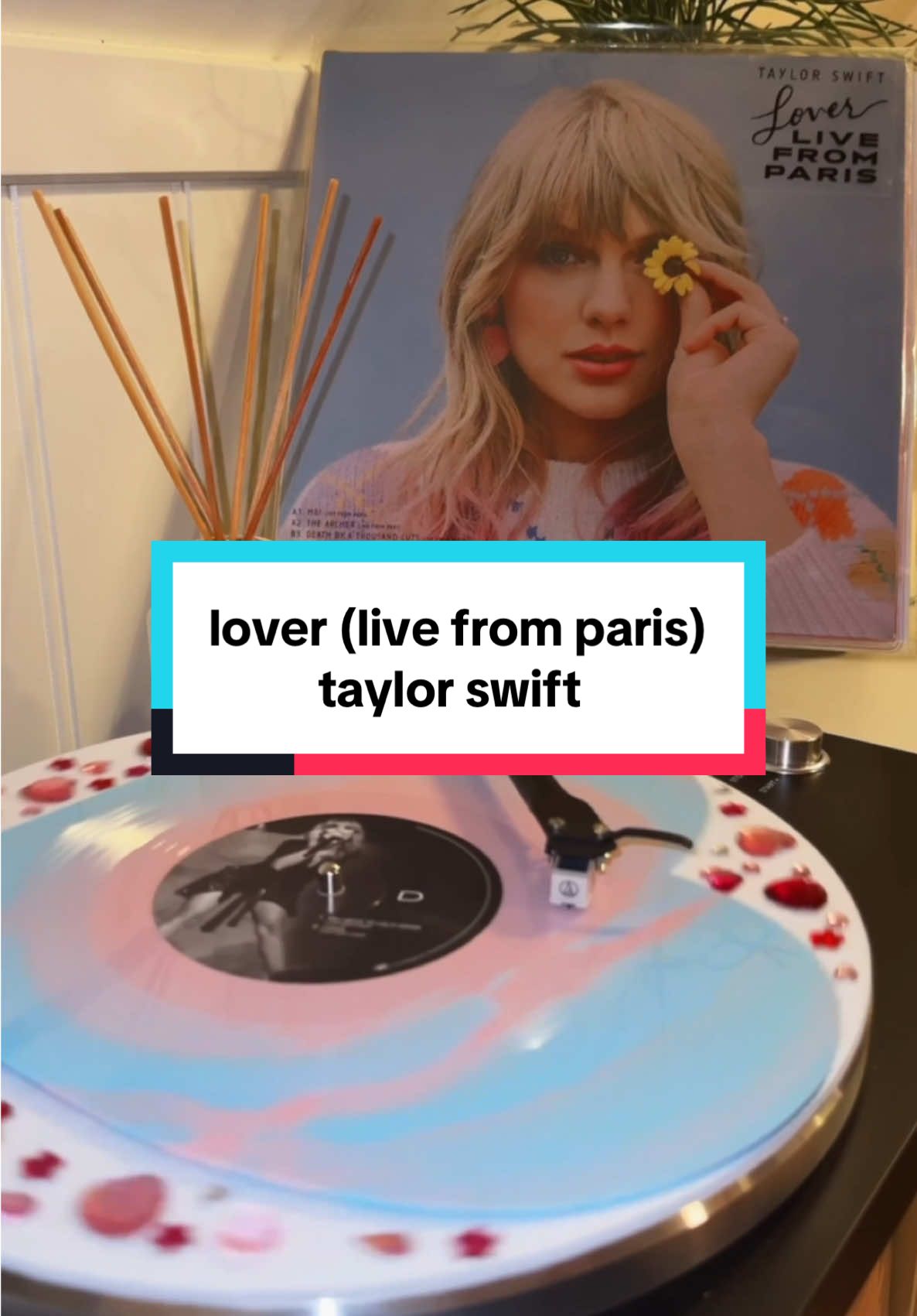 happy valentines day 💗 #vinyl #fyp #foryou #taylorswift #vinyltok #vinylrecords #vinyltiktok #swiftie #lover #loverlivefromparis #ValentinesDay 