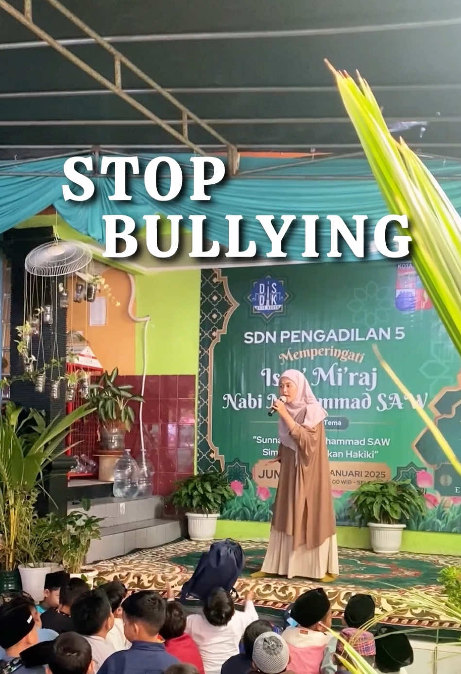 JEMAAH! OHH JEMAAAHH! ALHAMDUUU??  Mohon maap, Ustadzahnya lincah banget ya Bund yaa.. 😆🙏 Terima kasih SDN PENGADILAN 5 Bogor yang sudah memberi Kak Echa kesempatan untuk berbagi cerita tentang Edukasi Stop Bullying dikaitkan dengan Isra Mi’raj. #dongenganak #storytime #kidsactivities #parenting #ceritaanak #pendongeng #ceritaislami 