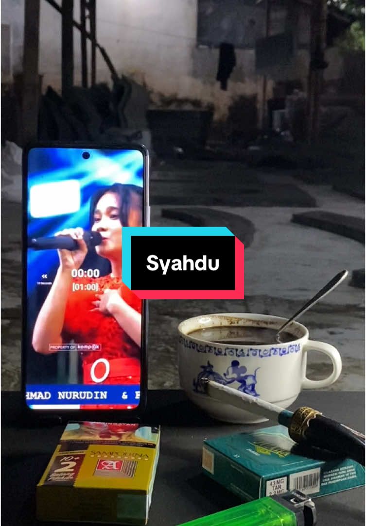 Panggah penak lawasan khang☕️☕️🚬🚬 Judule lagu : SYAHDU Sing nyanyi : mbak @Devinta Salatnaya  Sumber videone : vt @adellamusiccomunity #syahdu #devintasalatnaya #omadella #dangdut #dangdutkoplo #kopidangdut #ngopinyeni☕ #ngopinyeni #kopistory☕️ #maslang #ngopi #ngopisantuy #bahanswmu #bahanswmubolo😁 