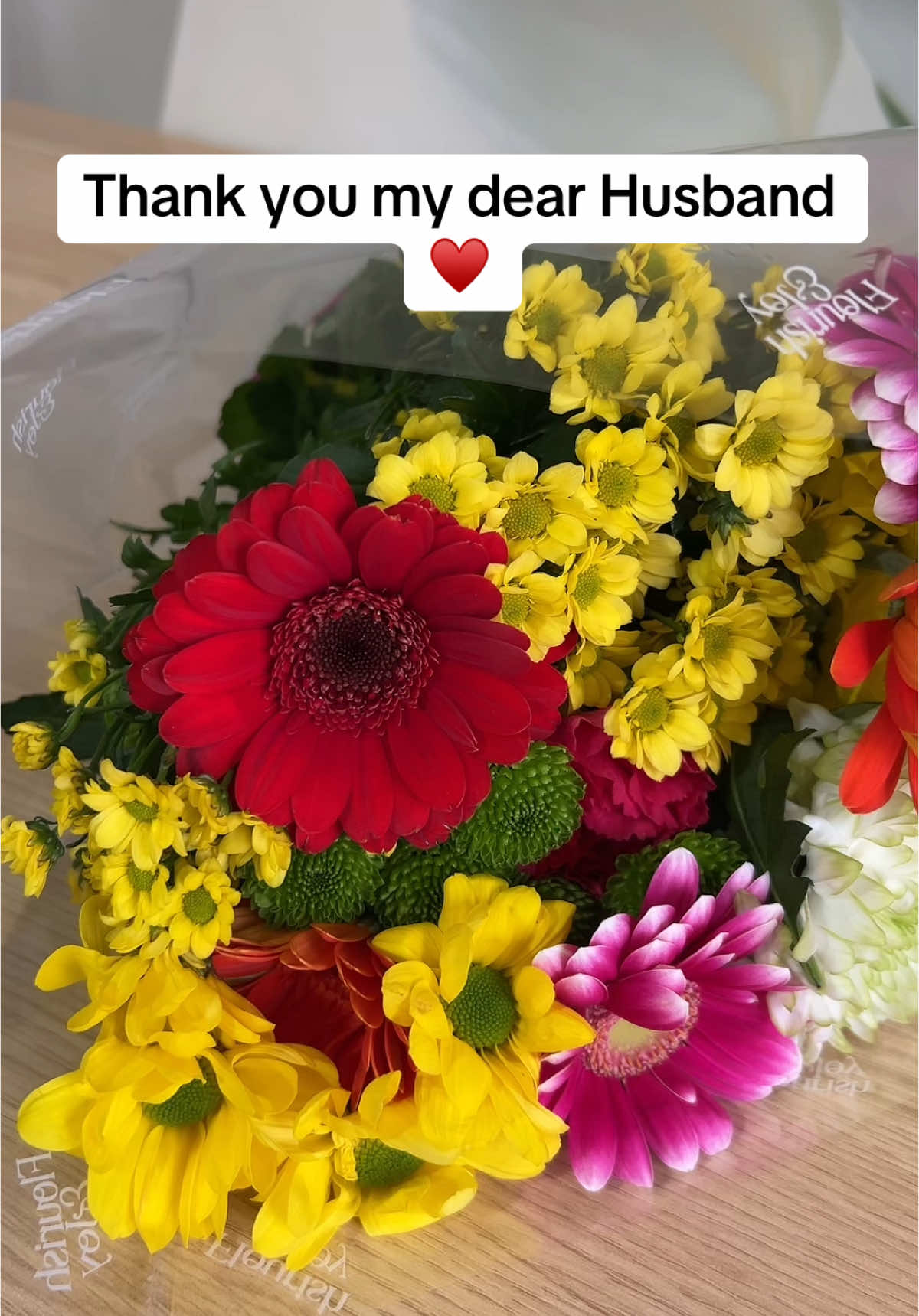 thanks my husband jee #ValentinesDay #husbandwife #husbandwifelove #flowers #chocolate #uklife🇬🇧 #ukvisa #uktiktok #internationalstudent #struggleinunitedkindom #foryou #foryoupage #foru #fyp #viral 
