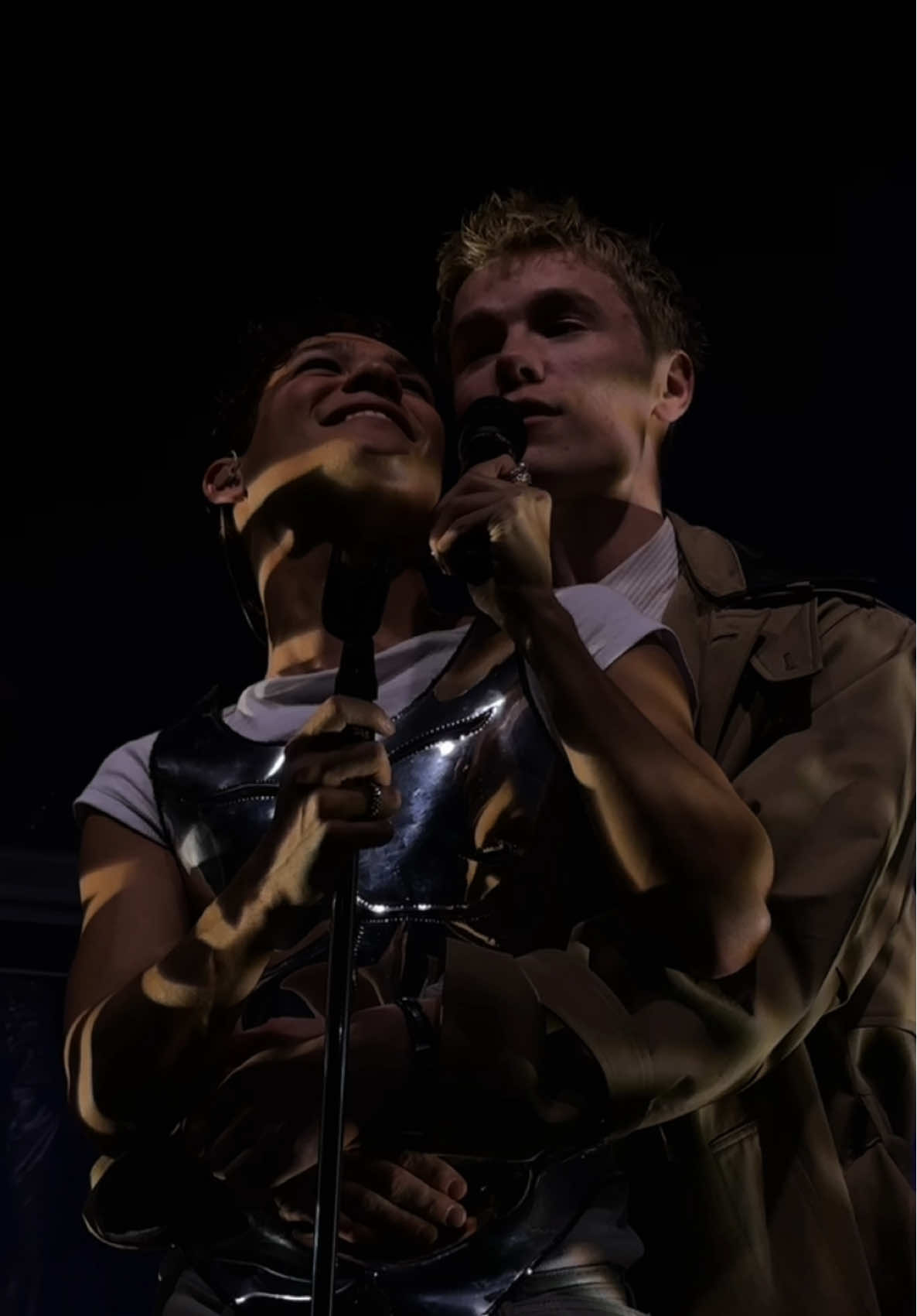 Edmar Reunited! Can’t believe I saw them both 🥹 #memories #omar #omarrudberg #everynightfantasy #everynightfantasytour #london #fyp #foryou #foryoupage #fypシ #simonssong #edmar #edmarlondon @OMAR @edvin ryding #youngroyals 