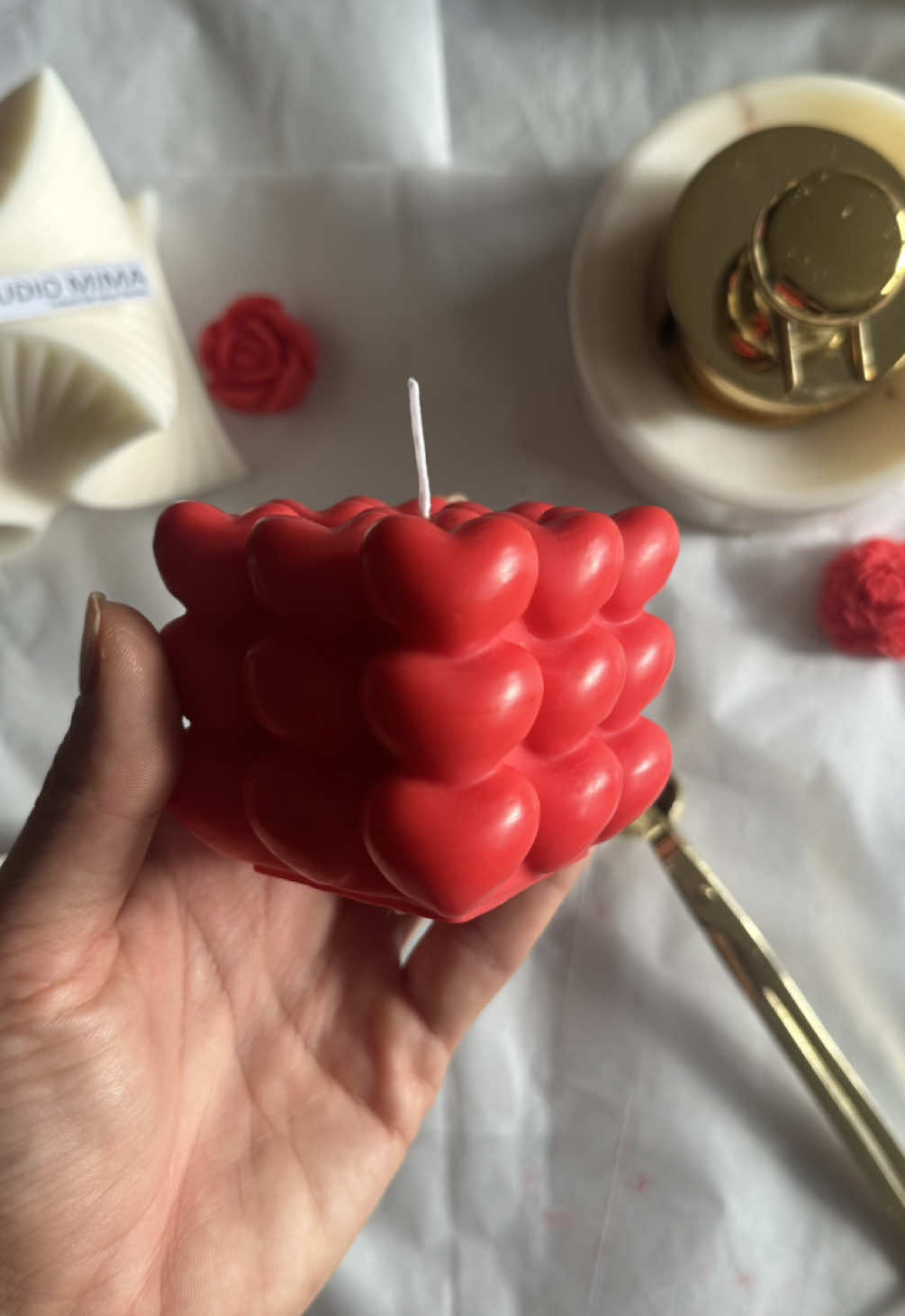 I wish you all the most wonderful Valentine’s Day ♥️ Remember, it’s important to be kind to others not just on Valentine’s Day, but every day of the year. Be grateful for your loved ones and celebrate love🫶🏼✨ #kerzen #luxury #candle #candletok #unmolding #ValentinesDay #kerze #candlesoftiktok #heart 