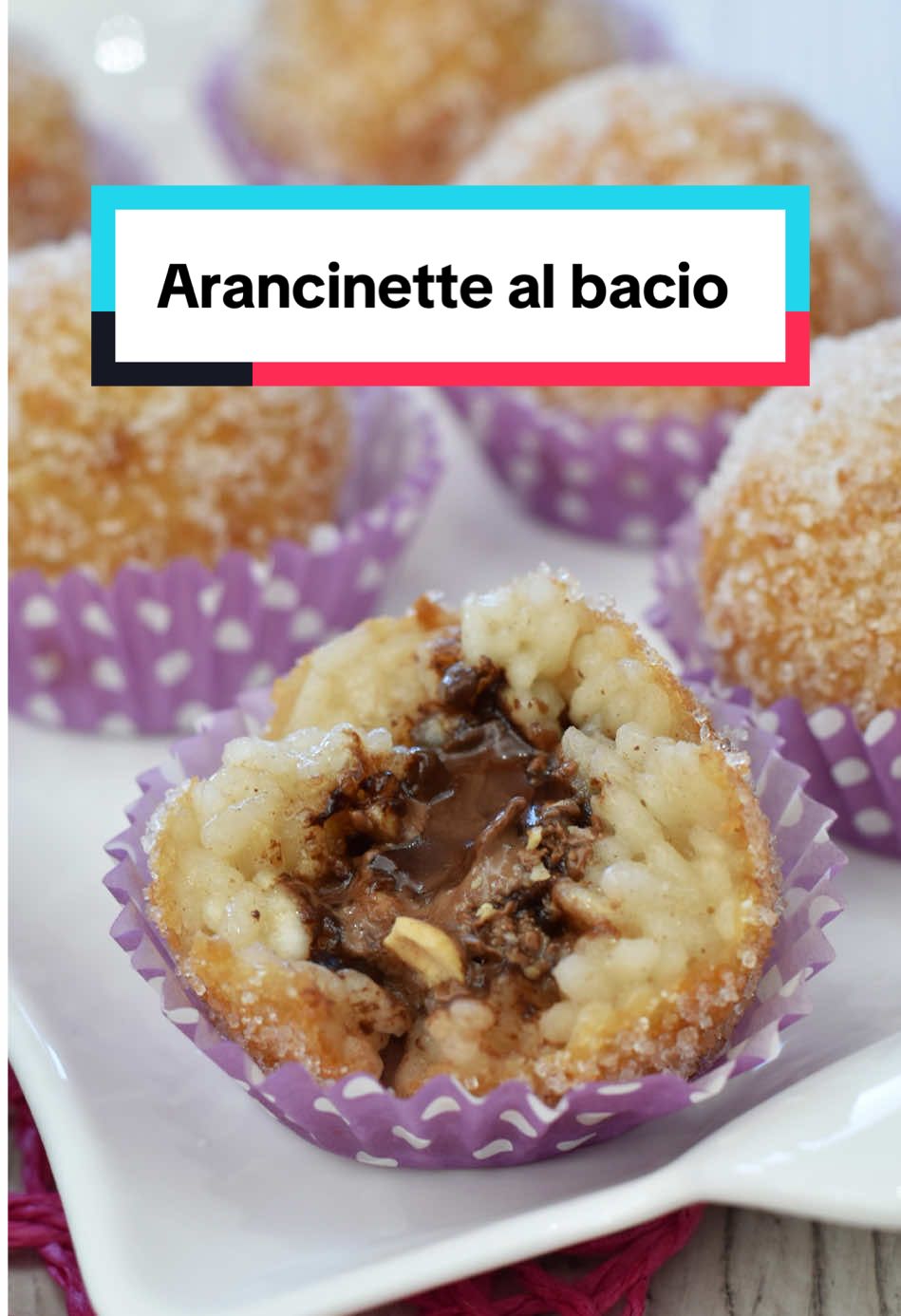 Buon San Valentino a tutti voi ❤️  Queste arancinette al bacio sono troppo buoneeeee ❤️ Ingredienti per 10/12 arancinette 250 g di riso Roma o ribe 150 ml di latte 150 ml di acqua 80 g di zucchero 40 g di burro un pizzico di cannella Per il ripieno 50 g di cioccolato fondente 50 g di cioccolato con nocciole Per la pastella 200 ml di acqua 100 g di farina 00 Per panare e cospargere q.b. di pangrattato q.b. di zucchero semolato #tuorlorosso #lericettediflo #sanvalentino #valentineday #foodbloggeritaliani 