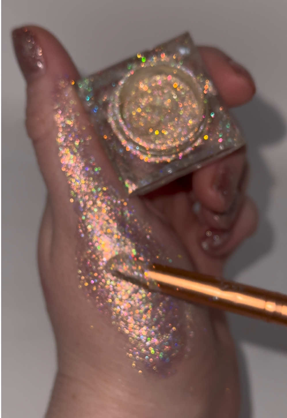 My absolute favorite glitter pigment shade “Genie” ✨ Ultra fine holographic gold fairy dust 😍 Perfect for everyday wear or glam nights out 🫶🏼 #holographicglitter #loosepigment #glitterpigment #glitter #glittermakeup #glittereyeshadow #nailglitter #glitterfordays #glammakeup #luxuriouslifestyle #glamglitter #glitterglam #kaimacosmetics