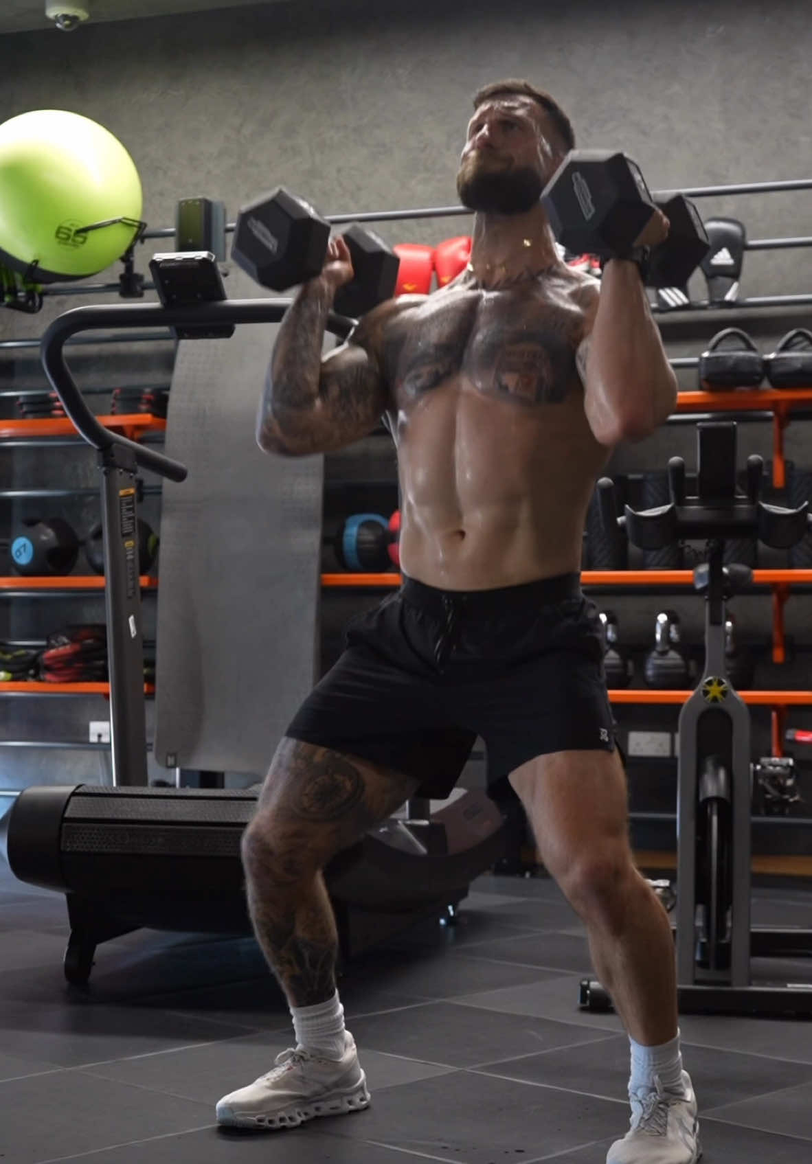 FULL BODY METCON 💪🏻🔥 By adding in some sprints into your strength workouts, you can achieve a more well-rounded fitness routine that benefits both your strength and cardiovascular systems.  This will help you develop/keep fast twitch muscle fibers, improve fat burning, and mental toughness.   4 Rounds  60 seconds of rest DB Snatch x12 Overhead Press x10 Bent Over Row x8 Sprint x30sec #fullbody #fullbodyworkout #metconworkout #gym #sprint 