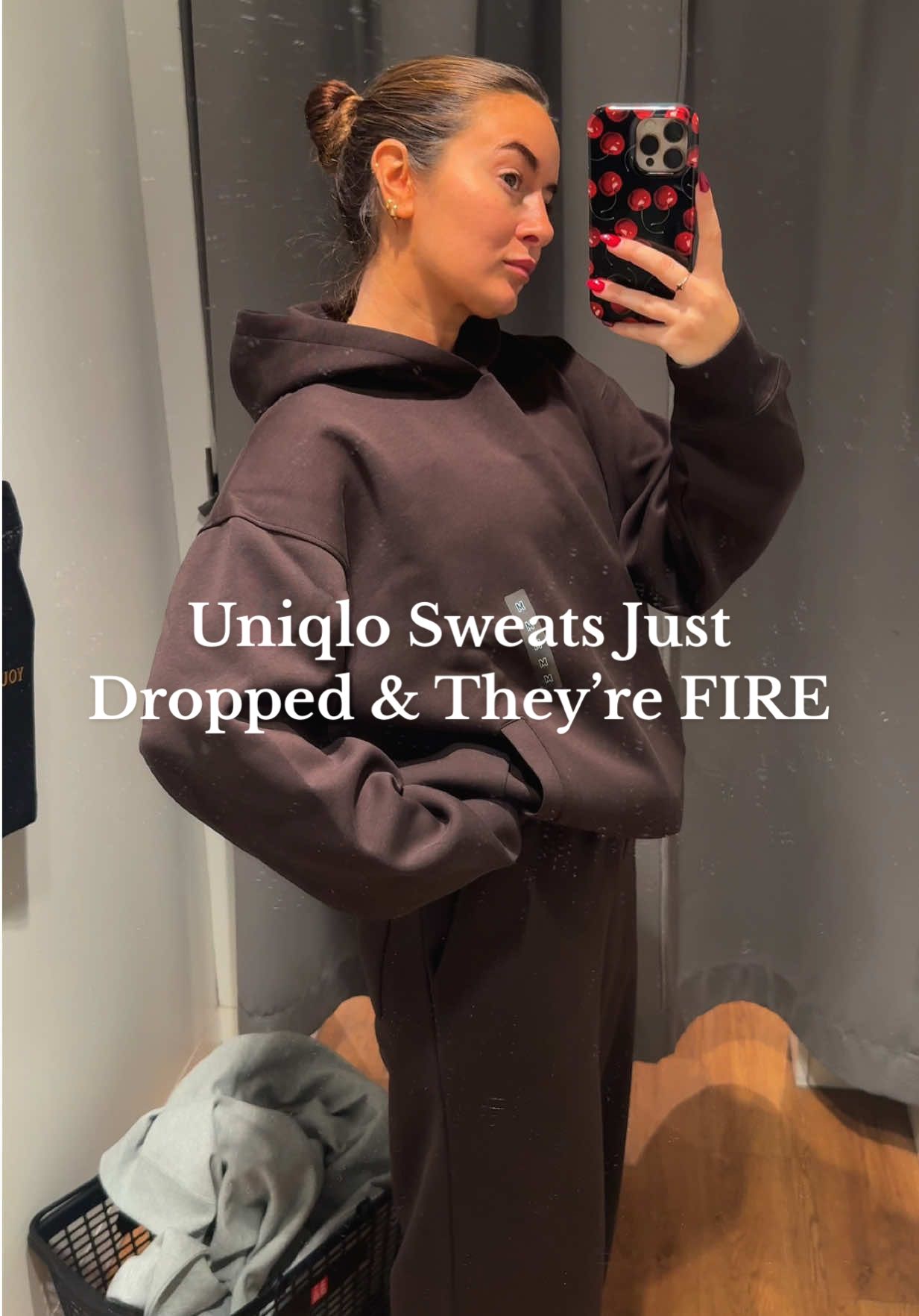 These Uniqlo matching sweats are the PERFECT fit so run don’t walk, you know the drill #twobrokechicks #uniqlo #shopping #australia #onlineshopping #winterfashion #loungewear 