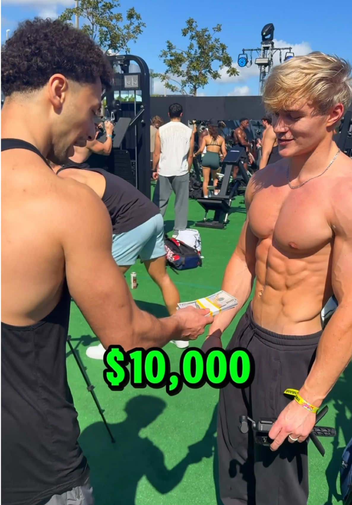 Can @Jason beat me for $10,000💪🏽⁉️ #gym #viral #challenge #trend #fitnesschallenge #mrbeast #win #money #comedy #pullup #winmoney #funny #workout #trending #pullups #back #crazy 