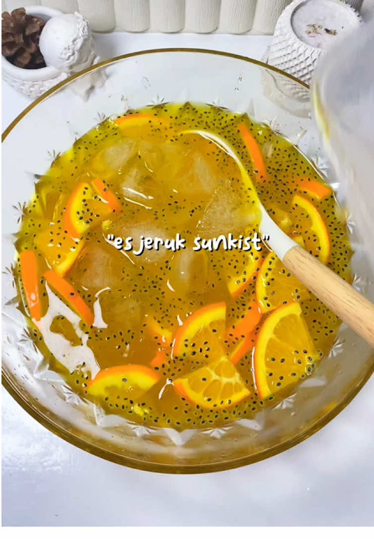 segeer bangettt ini.. cuma 4 bahan aja bikin es jeruk sunkist🍊disave dlu ajaa buat nanti bikin takjil😍 #takjilramadhan #takjil #ramadhan2025 #puasaramadhan #fyp #viral #resepsimple #minumansegar #masakanbella  @NutriSari @nutrijell id @