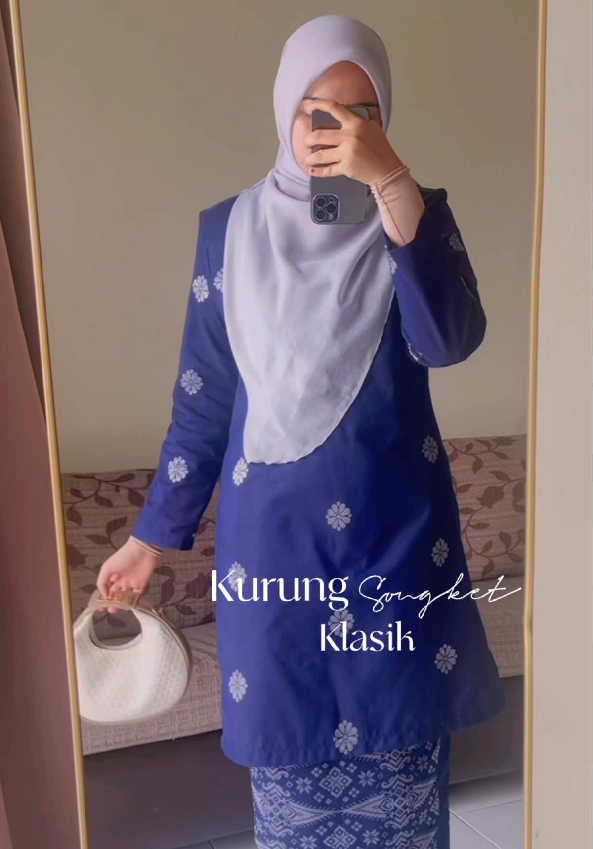 Sumpah macam wanita melayu terakhir bila pakai baju ni😍 fall in love sangat dengan baju yang simple tapi elegan ni #kurungsongket #songketdunia #bajukurungklasik #kurungmoden #temanabyblue #bajurayaklasik #temaklasik #songket