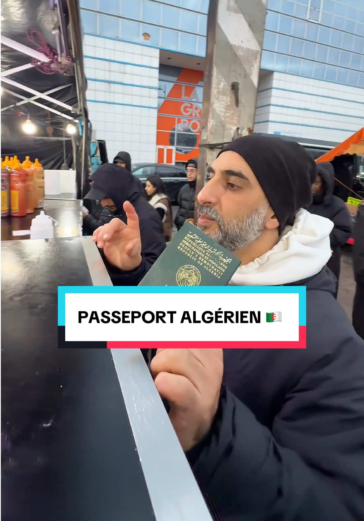 PASSEPORT ALGÉRIEN 🇩🇿 @Samilabrute  . Où sommes-nous ⬇️ 📍Puces de Montreuil : Lundi, Samedi, Dimanche . #halal #food #parishalal #maroc #algerie #tunisie #tiktok #fyp #pourtoi #pourtoi #viral #trend #yummy #belleville #montreuil