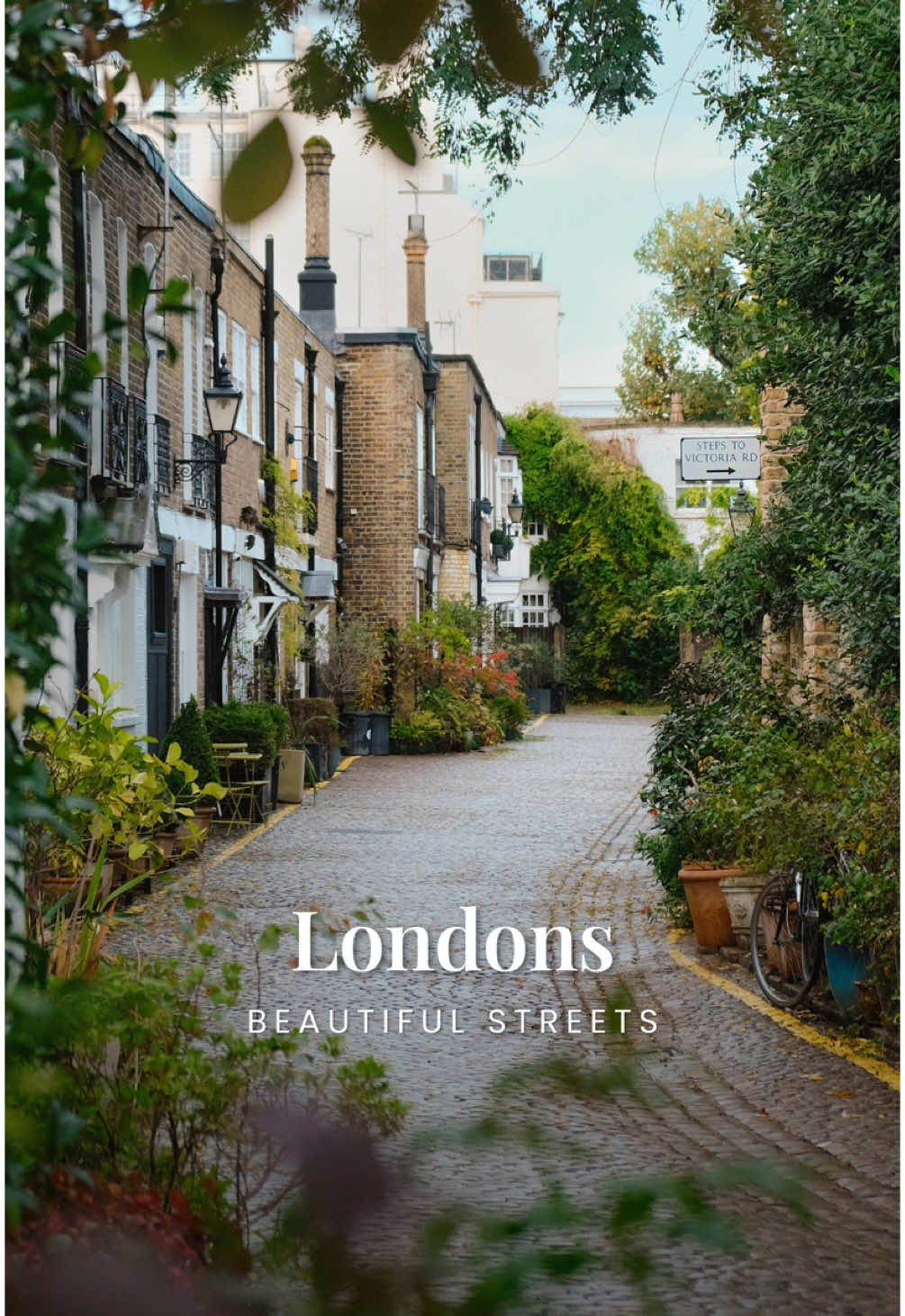 Are these London’s most beautiful streets? 🤔 Answer: some of them! I’d also recommend checking out: ☕️ Redchurch Street for shopping and cafes 🌈 Chalcot Crescent for colourful houses 🛍️ Columbia Road for independent shops Find more London tips, itineraries & foodie picks in my Spring/Summer Pocket Guide – 🔗 in bio! ☺️ ad own product #london #londonlife #londonspring #londonstreets #londonguide #visitlondon #londonblogger 