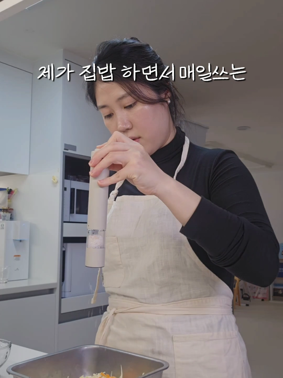 [공구마감]집밥할 때 매일쓰는 레꼴뜨 전동그라인더 📌오픈일:2월17일~~20일마감 🔔필요하신분 알림댓글 남겨주세요! ✨️구매하시는 모든 분들께 레꼴드 장바구니와, 건전지 보내드립니다. ㆍ ㆍ 몇 년전부터  전동그라인더 써왔는데 좁은 저희집 주방상판에 자리차지를 너무 많이해서 좀 더 슬림한게 없을까.. 하다가 정착한 레꼴뜨 전동그라인더! 슬림한것 뿐만 아니라 디자인까지 예뻐서 요즘 선물로도 인기가 많더라구요. 🏅레꼴뜨 간단 정보 ✔️두가지 컬러 (크림화이트,다크그레이 ) ✔️가볍고 슬림함 ✔️내부가 세라믹이라 녹 슬지 않음 ✔️레버로 입자조절 가능 ✔️BPA FREE 트라이탄 용기 ✔️원목받침대 고정자석 ✔️건전지형 (AAA건전지4개)-약5개월사용 #전동그라인더 