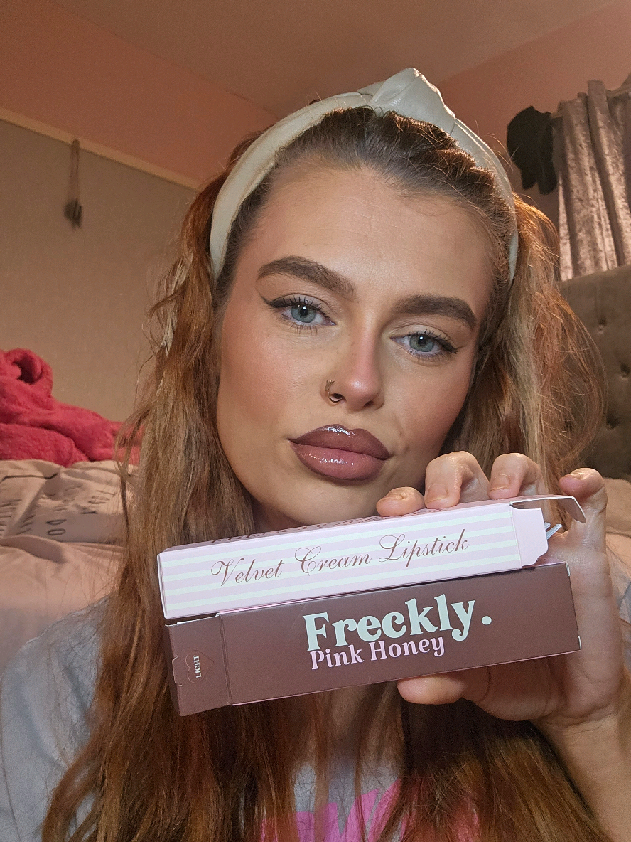 If you've not tried the @PINKHONEY faux freckles pen then it's  a must it's a game changer @PINKHONEY #linkbelow👇👇👇  #pinkhoneyuk #pinkhoney #makeup ##TikTokShop #cosmetics ##fauxfreckles #frecklepen #linkbelow 