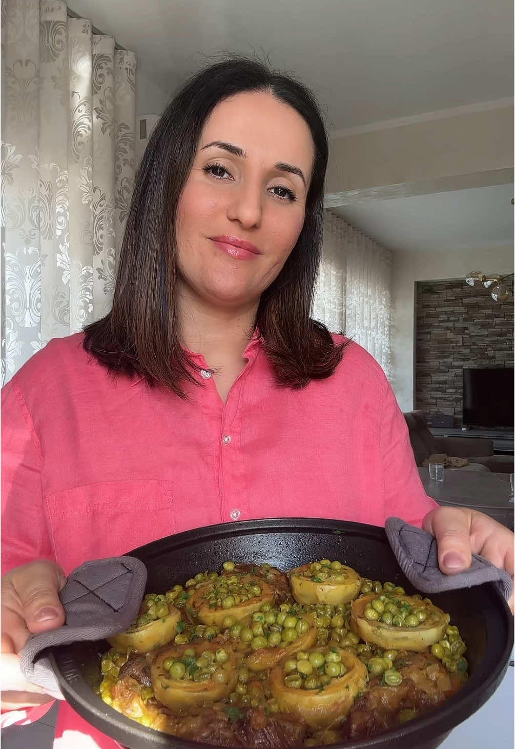 Tajine di carne con carciofi e piselli 🌱🇲🇦 Ingredienti ⬇️ - 600 g di muscolo di manzo (o agnello) - 1 cipolla a cubetti - 2 pomodori a pezzetti - 7 carciofi piccoli e se sono grandi vanno bene anche solo quattro - 150 g di piselli - circa 4 cucchiai di olio d’oliva - 2 cucchiaini di curcuma - ½ cucchiaino di pepe nero - Sale q.b. - 2 cucchiai di prezzemolo tritato - Succo di ½ limone (per i carciofi) - Acqua calda q.b. Procedimento, - Scalda l’olio nel tajine, rosola la carne per 5-7 minuti, poi aggiungi cipolla, spezie e sale. - Unisci i pomodori e fai insaporire per altri 5 minuti. Aggiungi il prezzemolo e acqua calda fino a coprire la carne. Cuoci a fuoco medio-basso per 50-60 minuti (40-45 min per l’agnello). - Nel frattempo, pulisci i carciofi e immergili in acqua con limone. - Quando la carne è quasi cotta, aggiungi piselli e carciofi nel tajine. Bagna i carciofi con il sughetto e metti un cucchiaino di piselli sopra ognuno. - Copri e cuoci per 20-25 minuti, finché i carciofi sono morbidi. Servi caldo con pane arabo. 🥰 Buon appetito!🌸 . طاجين اللحم بالخرشوف( القوق ) والبازلاء 🌱🇲🇦 المكونات⬇️ - 600 جرام من لحم البقر (أو لحم الغنم). - 1 بصلة مقطعة - 2 طماطم مقطعة - 7 حبات خرشوف صغيرة، وإذا كانت كبيرة، فلا بأس بأربع حبات فقط - 150 جرام من البازلاء ( جلبانة ) - حوالي 4 ملاعق كبيرة زيت زيتون - 2 ملعقة صغيرة كركم - ½ ملعقة صغيرة فلفل أسود - ملح حسب الذوق - 2 ملعقة كبيرة بقدونس مفروم - عصير نصف ليمونة  - ماء ساخن حسب الحاجة . #tajine #طاجين #EasyRecipes #carne #dinnertime #Recipe  #recetas #cooking #Foodie #carciofi #recette #morocco #marrakech #foryo #asmrfood 