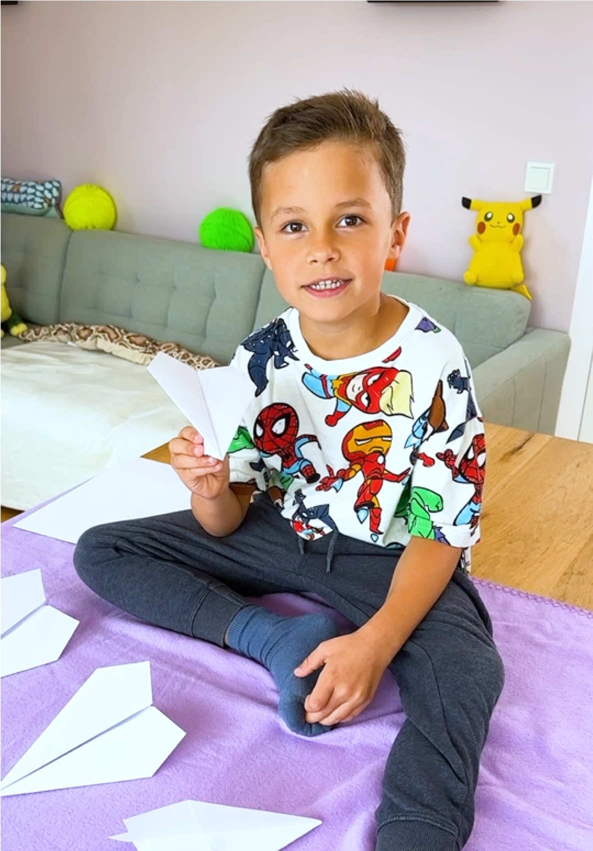 🛩️ Luca bastelt ein cooles Papierflugzeug! 😍 #kinder #basteln #kreativ #kidstiktok 