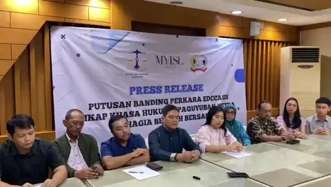 Negara menjamin perlindungan hak asasi korban maupun terdakwa dalam proses peradilan, sehingga kepolisian maupun kejaksaan mempunyai batasan sebagaimana dalam KUHAPidana sehingga tindakan“abuse of power” yang dilakukan oleh APH harus ditindak#pengacaramuda #lawyer #hukumindonesia #fiatjustitiaruatcaelum#EDCCASH#TPPU 