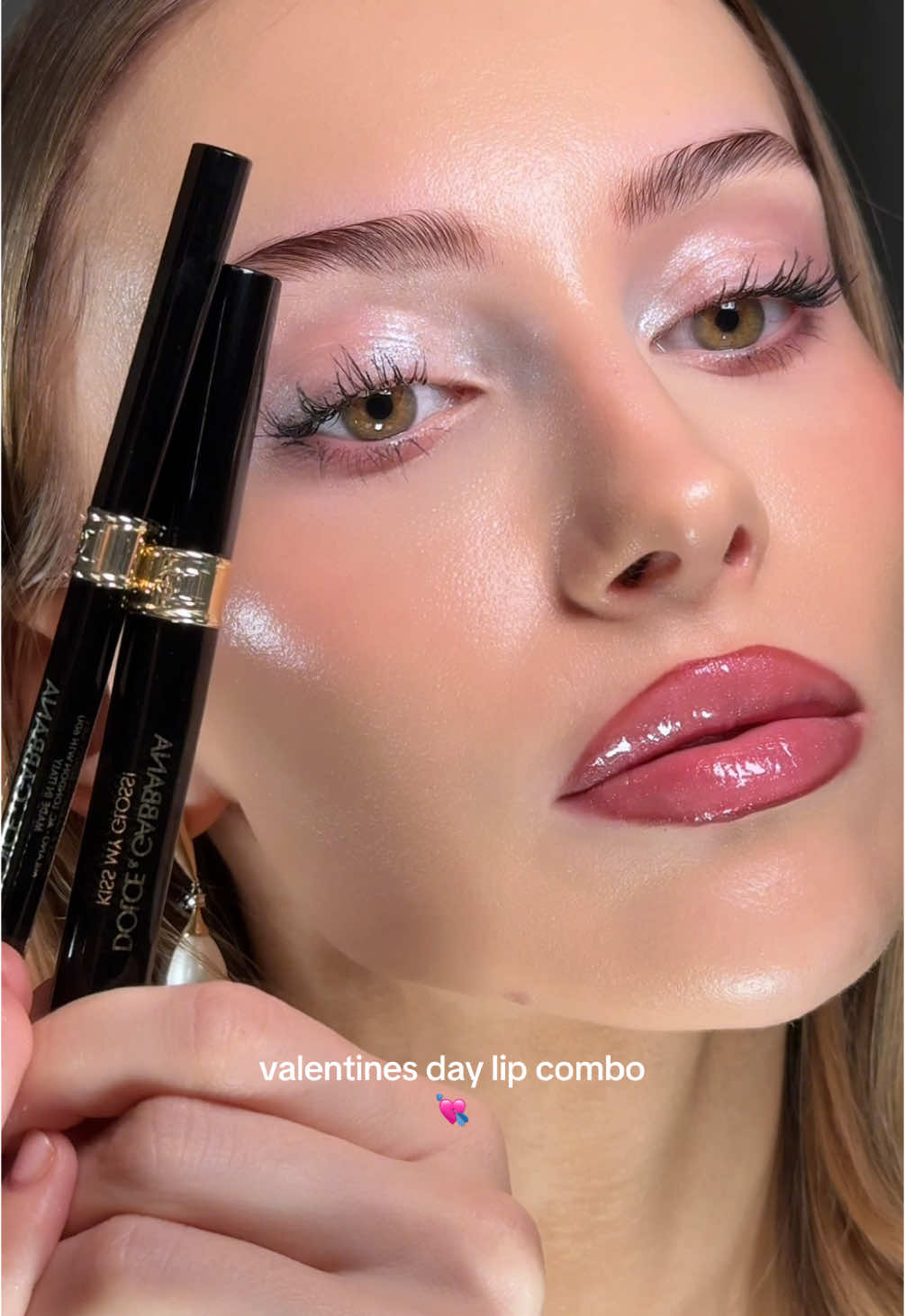 The perfect valentine’s day lip combo 💘 @Dolce & Gabbana ad Kiss My Gloss! 4D gloss stick & lipliner duo in the shade 04 Gossip ✨ #valentinesmakeup #lipcombo #DGbeauty #dgmakeup 