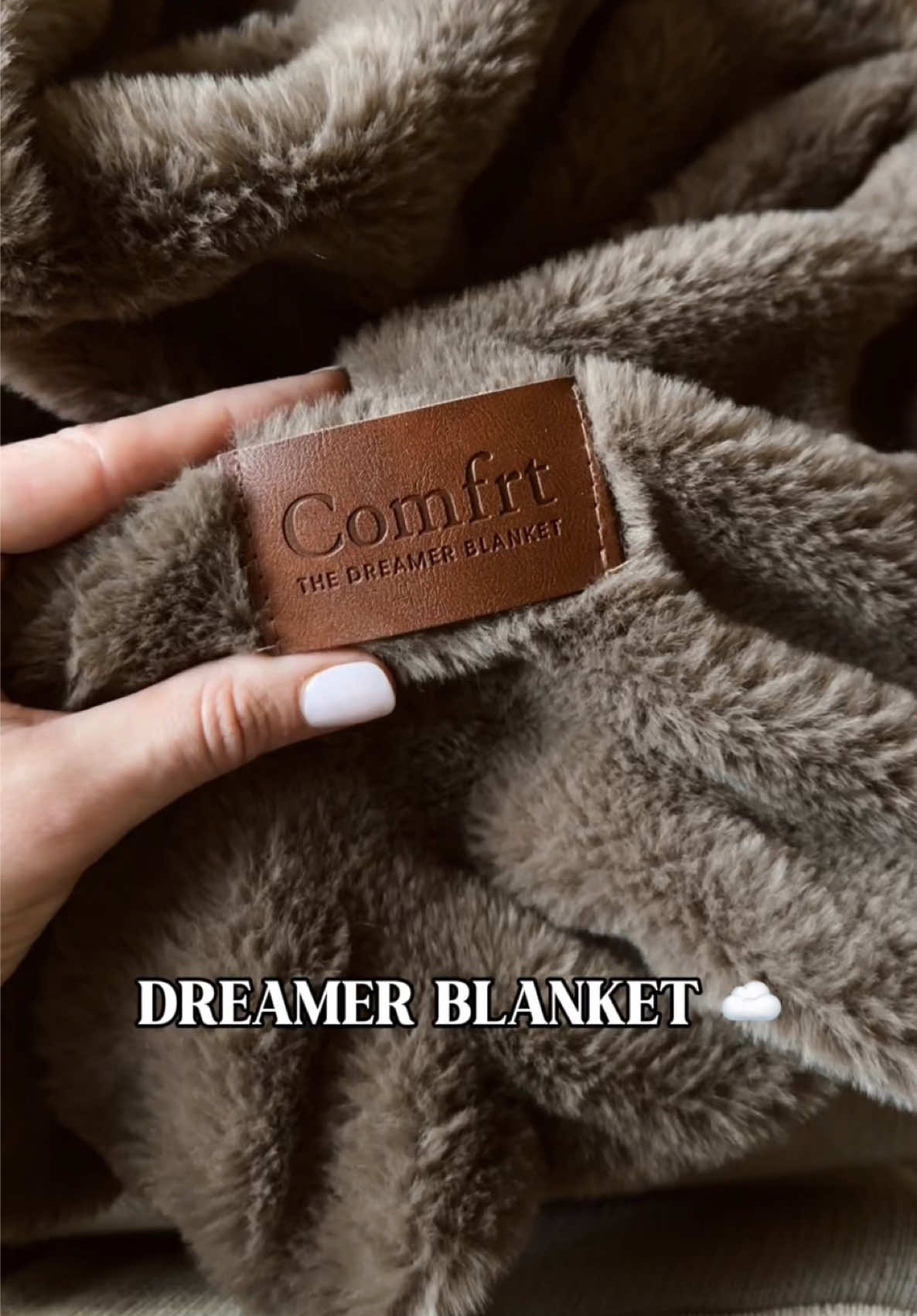 The actual softest thing I’ve ever felt in my entire life 🧸☁️🤎 @Comfrt  #dreamerblanket #comfrt #comfrtclothing #comfrthome 