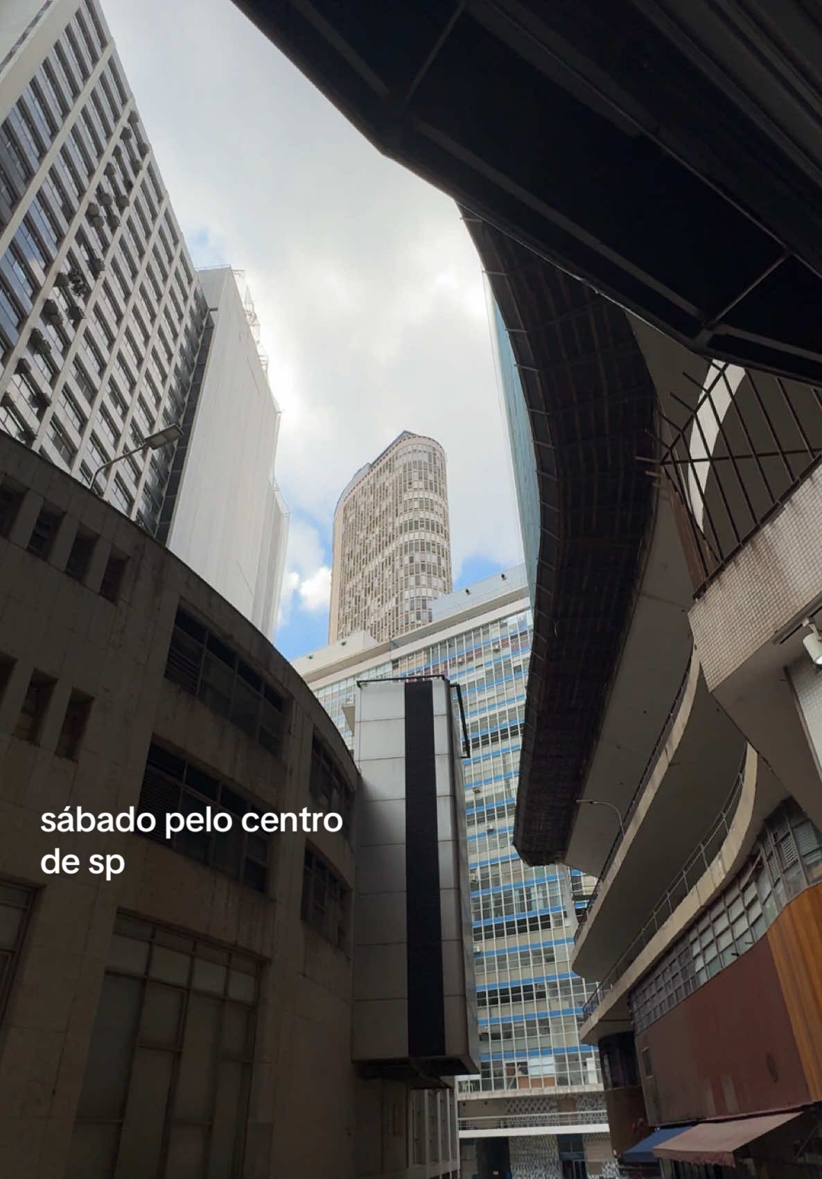 Sábado pelo centro de São Paulo. Café no Café+Bar da Av São Luiz, brechós na Galeria Metrópole, livraria de arquitetura no edifício Eiffel do Niemeyer, cerâmicas no Gengibrão #saopaulo #centro #restaurante #arquitetura #design #designdeinteriores #sp #moda #brecho #garimpo #mobiliario #restaurante #cafe #cafedamanha 