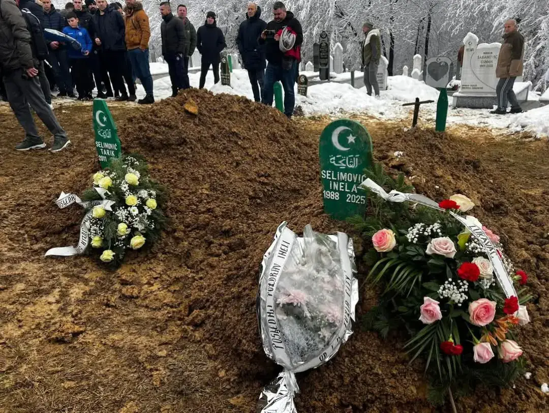 JEDNOJ MAJCI I JEDNOME SINU  💔 Hladno je. 15 je februar. Snijeg je zabijelio hladnu bosansku zemlju. Na mjesnom mezarju u Puračiću,  kaburdžije kopaju smrznutu zemlju. Brišu ledeno čelo i šutke kopaju. Dva kabura se naziru, dva kabura koje će biti njihova vječna kuća za njih dvoje.  Rijeka ljudi se slila i u tišini klanjaše džennazu, proučiše Fatihu te se raziđoše svako na svoju stranu. Niko ne govori. Šuti se i uzdiše. I kao da svako od ljudi želi što prije da ode u svoj auto. U toplinu svoga doma. Kao da svako žuri  da što prije kod svoje kuće  vidi i zagrli najdraže svoje. Da im kaže koliko mu znače. Da ih neda nikom. Da ih zaštiti. Da ne gleda ova dva kabura koji kao mač režu dušu. Paraju srca. Osta pust harem sa bijelim nišanima i dva svježa kabura okićana cvijećem. Ostaše samo njih dvoje ovoga ledenog poslijepodneva. Da u tišini haremskog ozračja tišinom kažu svoju muku. Ostaše majka i sin. Zajedno kao što su i živjeli. Njihove se duše uspinju berzahskim cvijetnim perivojima neprestano se pitajući ;