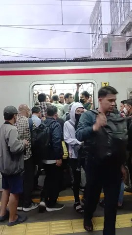 Krl Jam pulang Kantor #commuterline #krl 