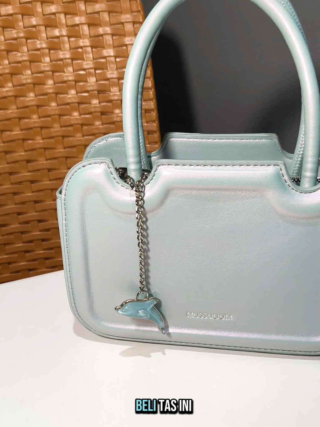 Beli gantungan lumba-lumba dapat tas, eh kebalik, beli tas dapat gantungan lumba-lumba 😁 ✨🐬 #tas #taswanita #tascantik #taslucu #lumbalumba #mossdoom 