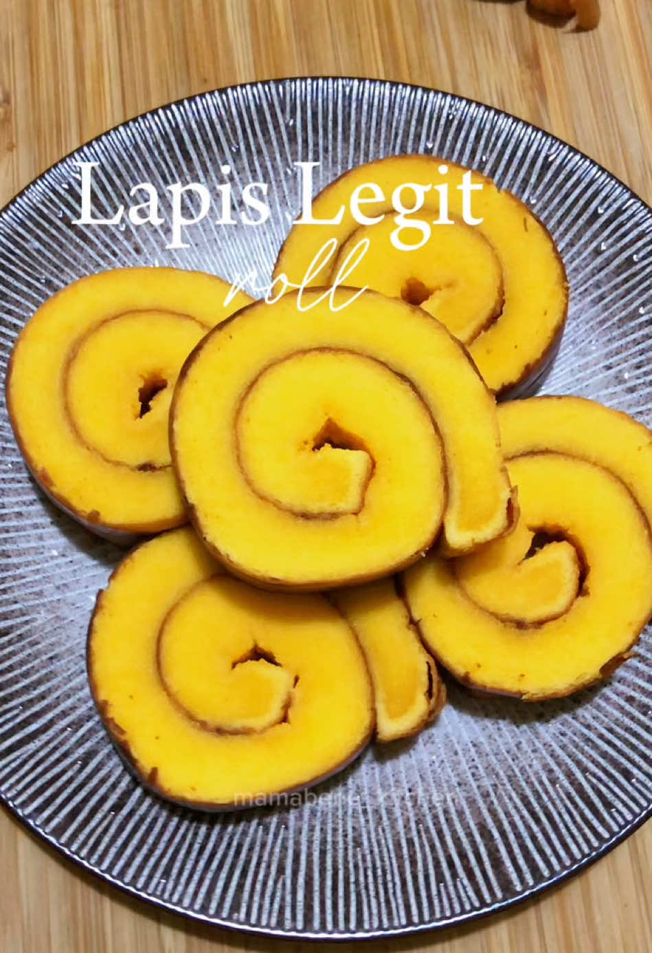 Gini nih kalo manggang kue disambi nyupir, hasil kuenya jadi eksotis haha Alhamdulillah belum terlalu lama jadi masih terselamatkan, kalo ngga bisa nangis bombay, secara pake kutel 12 butir 😅😅 #lapislegitroll #lapislegit #lapislegitgulung #baking #reseplapislegit #resep #fyp #fypage 