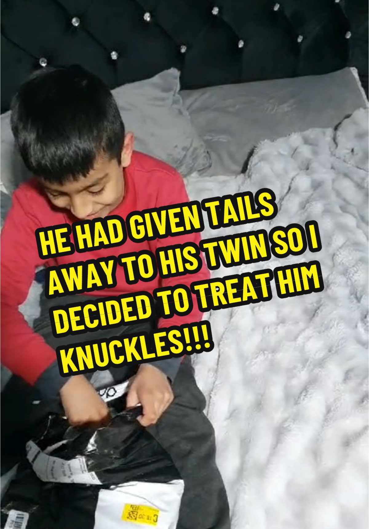 After giving tails away to his twin brother he got treated to knuckles #softtoy #knuckles #sonic #sonicthehedgehog #toys #tiktokmademebuyit #spotlight #surprise 