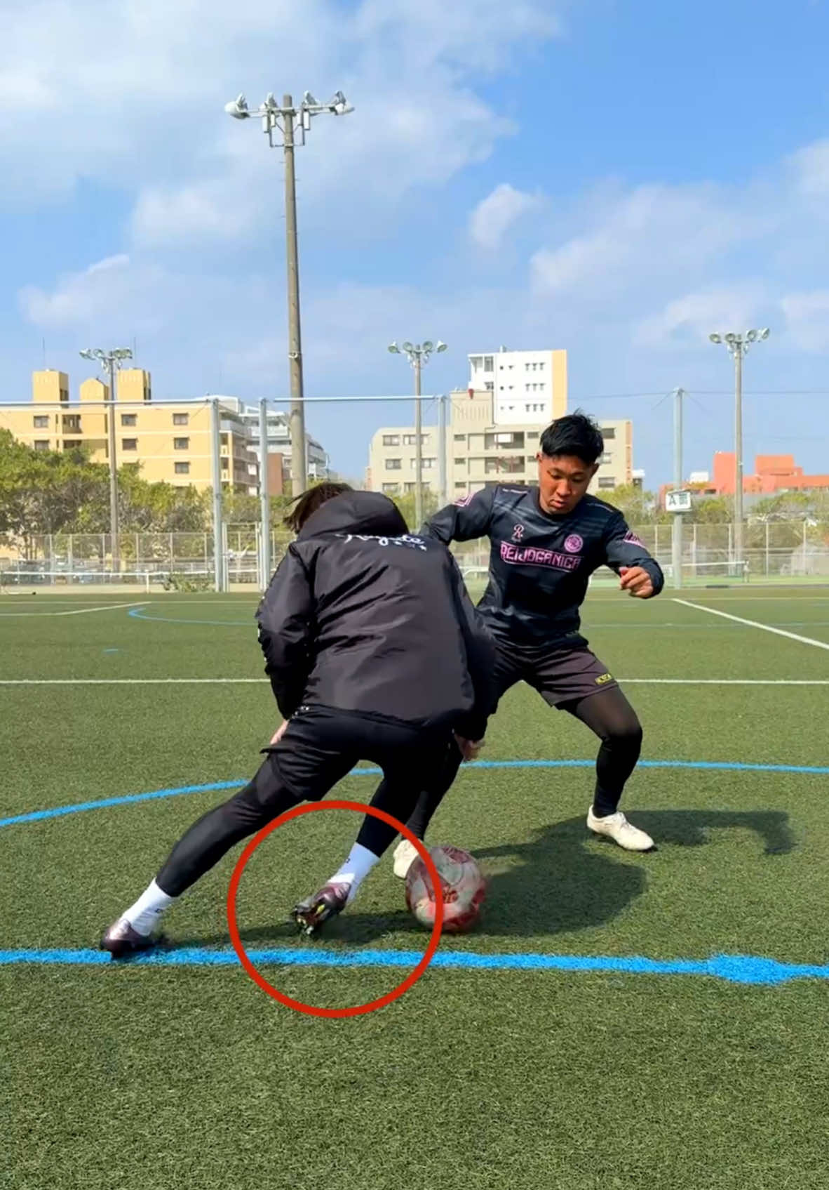 Super tips to improve your dribbling✨ Your foot first or your body first? #football #Soccer #footballskills #soccerskills #REGATEドリブル塾 #レガテドリブル塾 #サッカースクール #サッカー #ドリブル塾