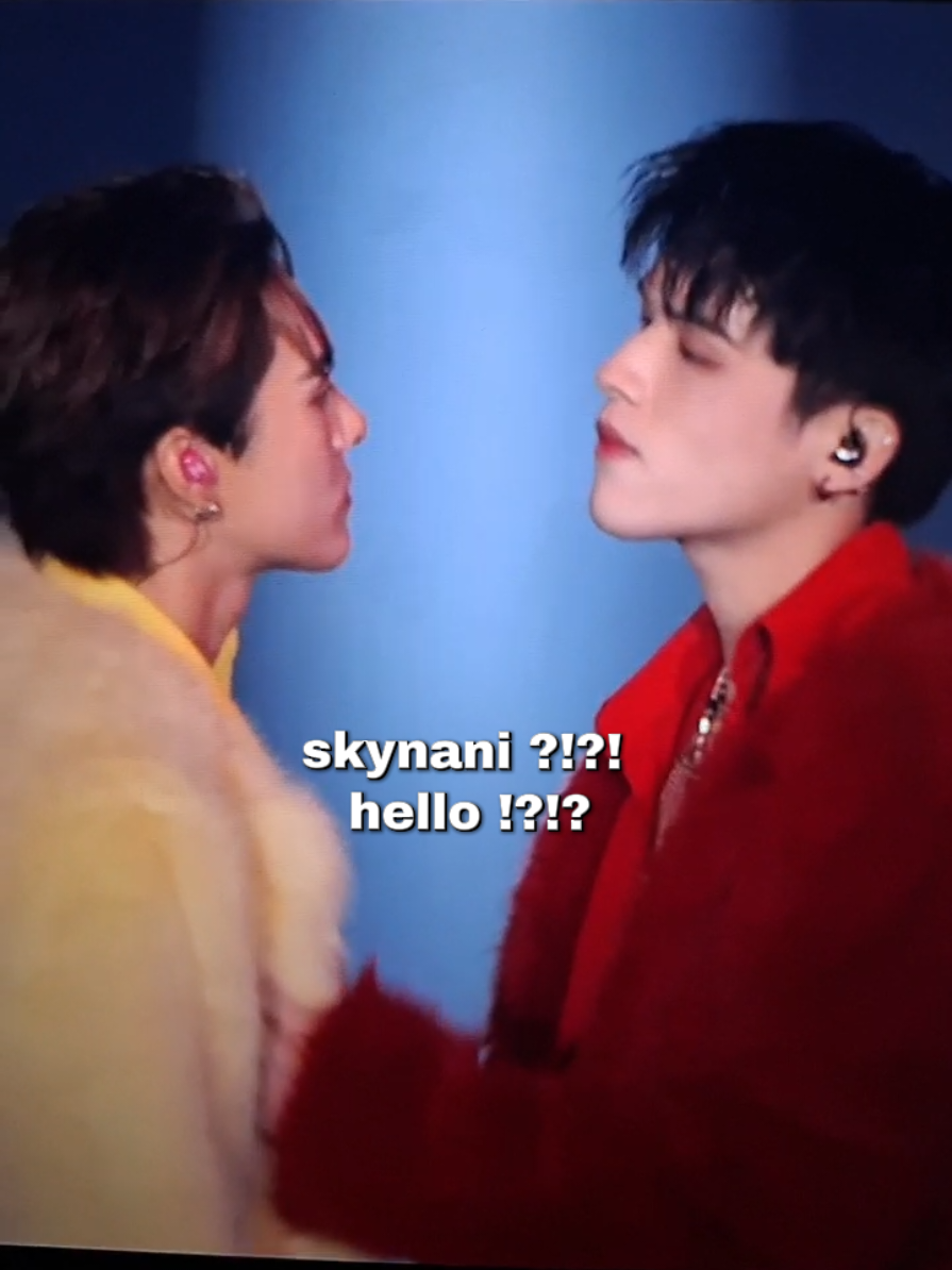 WHAT IS THAT STARE AND TOUCH FOR !?!? SKYYY 😳😭 #SkyNaniFanconD2 #skynani #skywongravee #hirunkit_ 