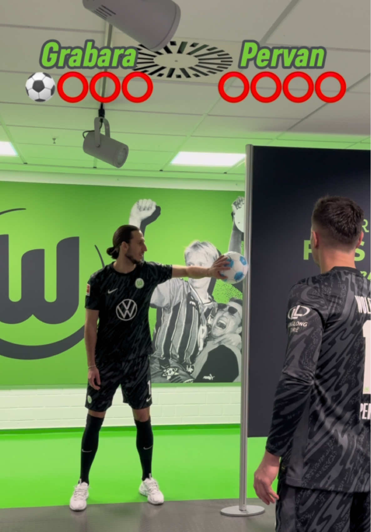 One hand challenge ⚽️🎾 #goalkeeper #football #Soccer #keeper #portero #fussball #fy #fyp #viral 
