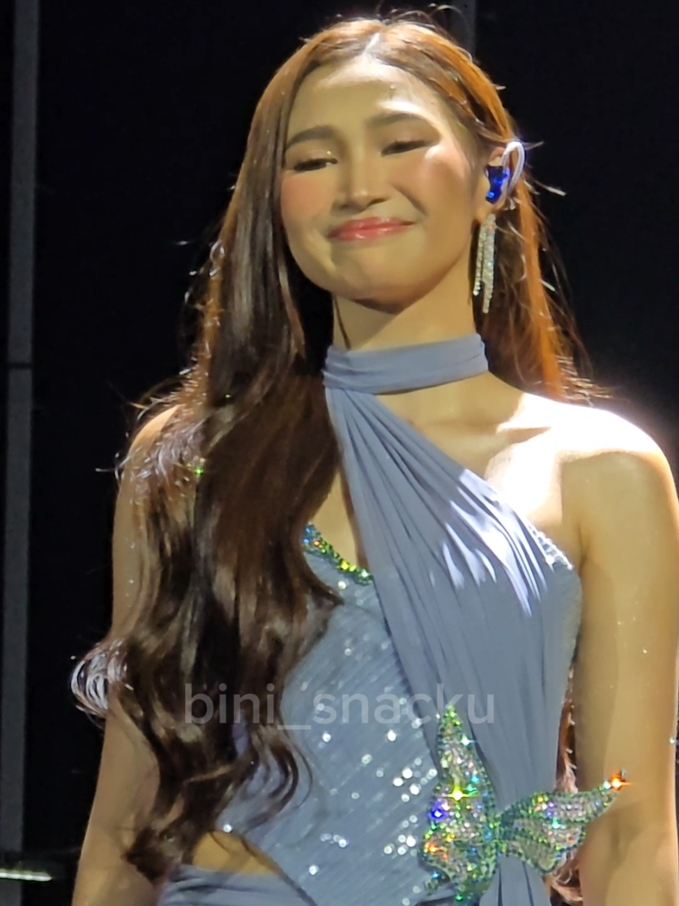 di ko alam kung anong iniisip mo, @bini_jhoanna but your eyes speak a lot.  i love how you put your heart and soul to each and every performance you did especially in this one.  And kagaya ng kanta nyo, na na nandito lang din kaming blooms para sa bini. <3 #biniverseworldtour #bini #blooms #bini_ph #binijhoanna #fyp #foryou #trending 