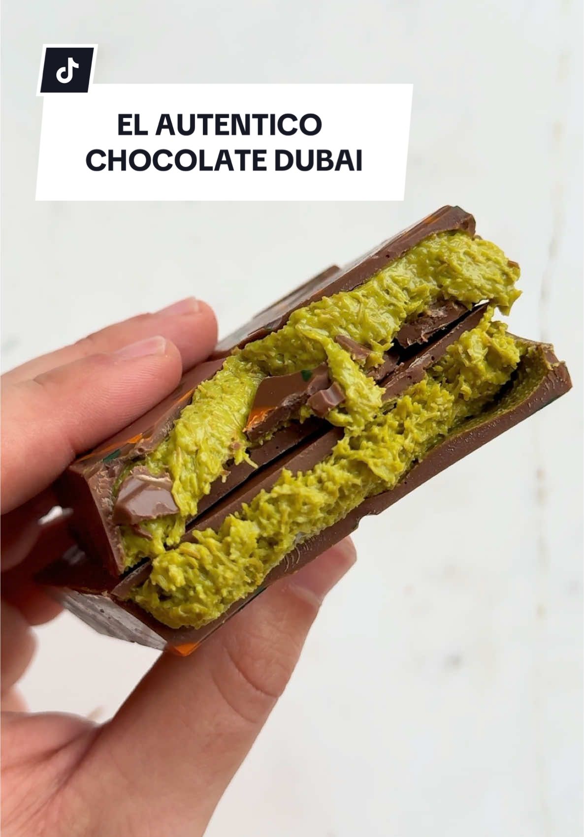 🍫 EL AUTÉNTICO CHOCOLATE DUBAI. Menciona a quien tiene que invitarte a Dubái a probarlo 🇦🇪 💡 Datos curiosos 1. Muchas marcas han replicado este postre tras el éxito viral de Fix Dessert Chocolatier pero el original solo se puede conseguir pidiéndolo a domicilio a través de la app deIiveroo de emiratos árabes y en un pequeño pop up que recientemente han abierto en la terminal 3 del aeropuerto. 2. Una vez entregado debe permanecer refrigerado y consumirse en 3 días para mantener las propiedades del famoso relleno de kunafa 3. Está bueno. - #dubai #dubaidessert #fixdessertchocolatier #fixchocolate #dubaichocolate #chocolatedubai #chocolatelover #timeoutdubai #visitdubai #exploredubai #asmr #foodsounds #asmrfood #asmreating #dubaifood #dubaifoodie #dubaifoodieguide 