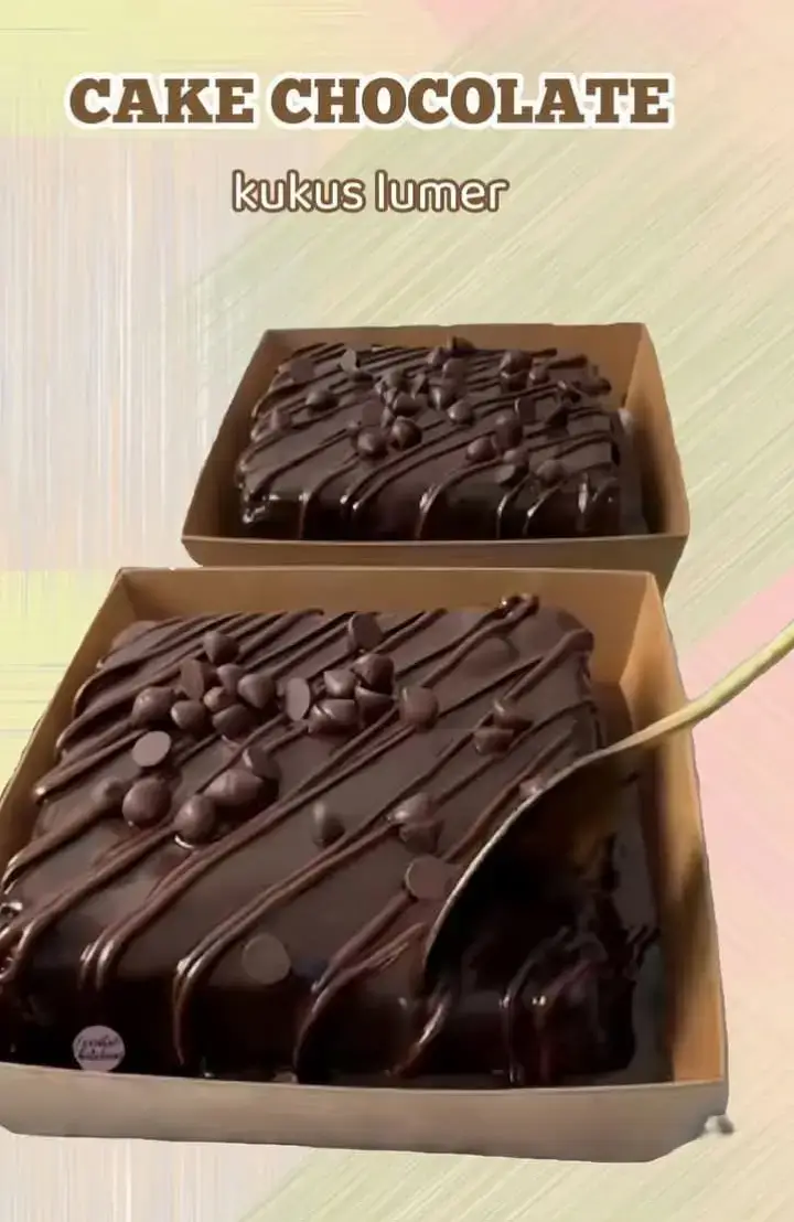 BAHAN : • 4 butir telur • 145 gr gula pasir • 1 sdt SP • 1/4 sdt baking powder • 1/4 sdt garam • 100 gr tepung protein rendah • 20 gr coklat bubuk • 80 gr dark chocolate (lelehkan) • 100 gr margarin (lelehkan) ◇saus coklat◇ • 150 gr dark chocolate • 10 gr coklat bubuk • 8 gr maizena • 350 ml susu cair • 30 ml minyak ◇topping◇ • selai coklat • chocochips CARA BUAT : 1. Ambil wadah kemudian masukkan telur,gula dan SP lalu mixer sampai kental 2. Masukkan baking powder,garam,tepung dan coklat bubuk sambil di ayak lalu aduk rata 3. Masukkan dark chocolate dan margarin lalu aduk rata 4. Tuang kedalam loyang ukuran 20×20 lalu hentakkan biar adonan rata (alasi dengan baking paper terlebih dahulu) 5. Kukus dengan api sedang selama 30-35 menit 6. Ambil panci kemudian masukkan semua bahan saus coklat lalu aduk
