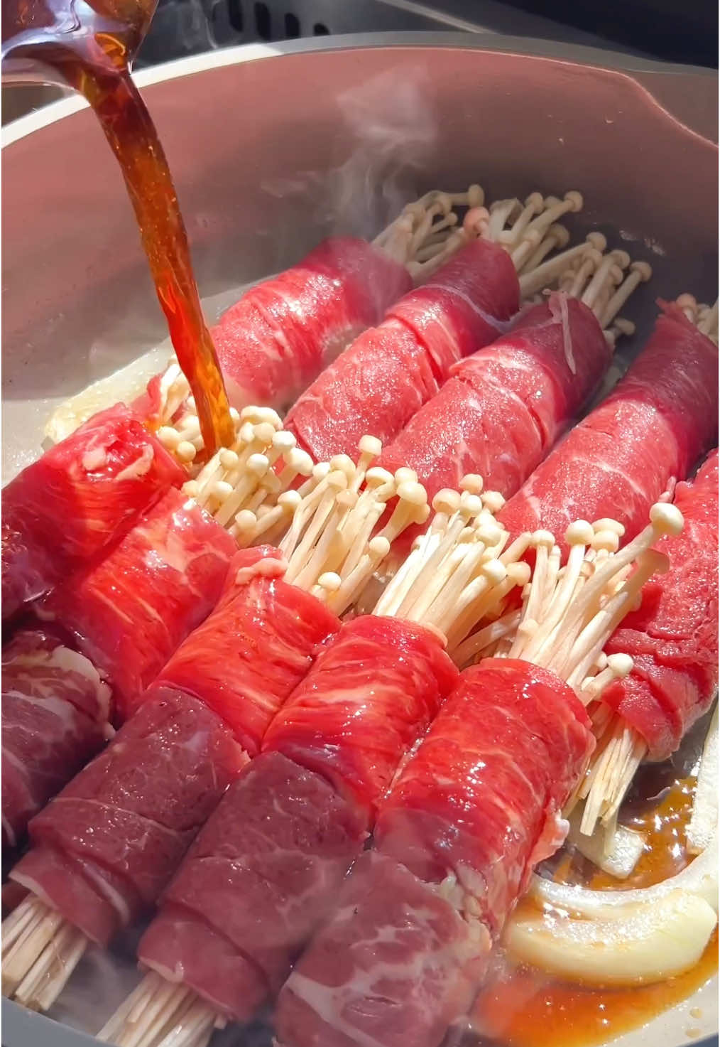 Enoki beef rolls 🍚 midweek dinner on rotation under 15 minutes!  📍 recipe in my bio or visit butterhand.com #enokibeefroll #enoki #beefroll #dinner #dinnerrecipes #japanesefood #egg #asmrfood #rice #ricebowl