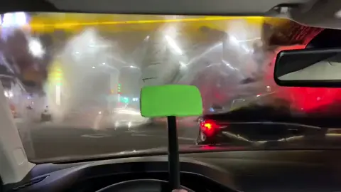 Có bụi bẩn bên trong kính, kính xe bị mờ và tầm nhìn bị mờ vào những ngày mưa. Sử dụng bàn chải vệ sinh này rất tiện lợi và nhanh chóng. #caylaukinh #vesinhxeoto