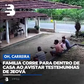 Uma família foi flagrada por uma câmera de segurança no início da noite desse sábado (15), ao correr para dentro de casa, ao avistar a chegada dos membros das Testemunhas de Jeová. As cenas viralizaram e arrancaram gargalhadas e diversos comentários nas redes sociais.  Assista ao 🎥 ➡️ Reprodução/Redes sociais
