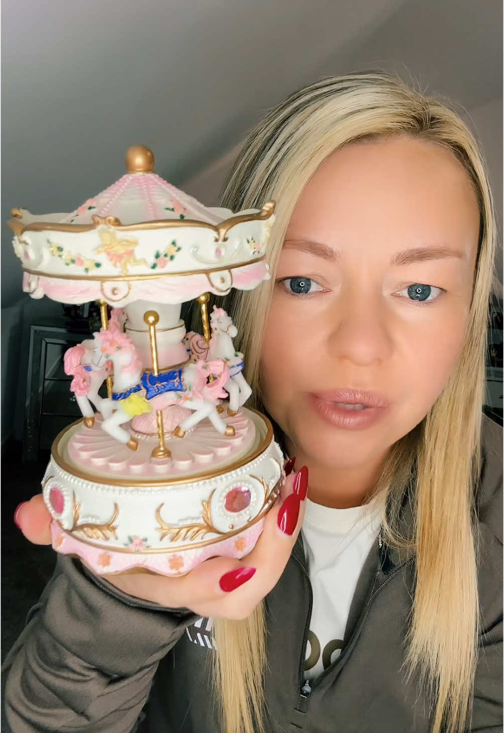 How stunning is this 💕💕 carousel music  🎠 💕 🎠 #tiktokshopmademebuyit #stunning #fyp #carousel 