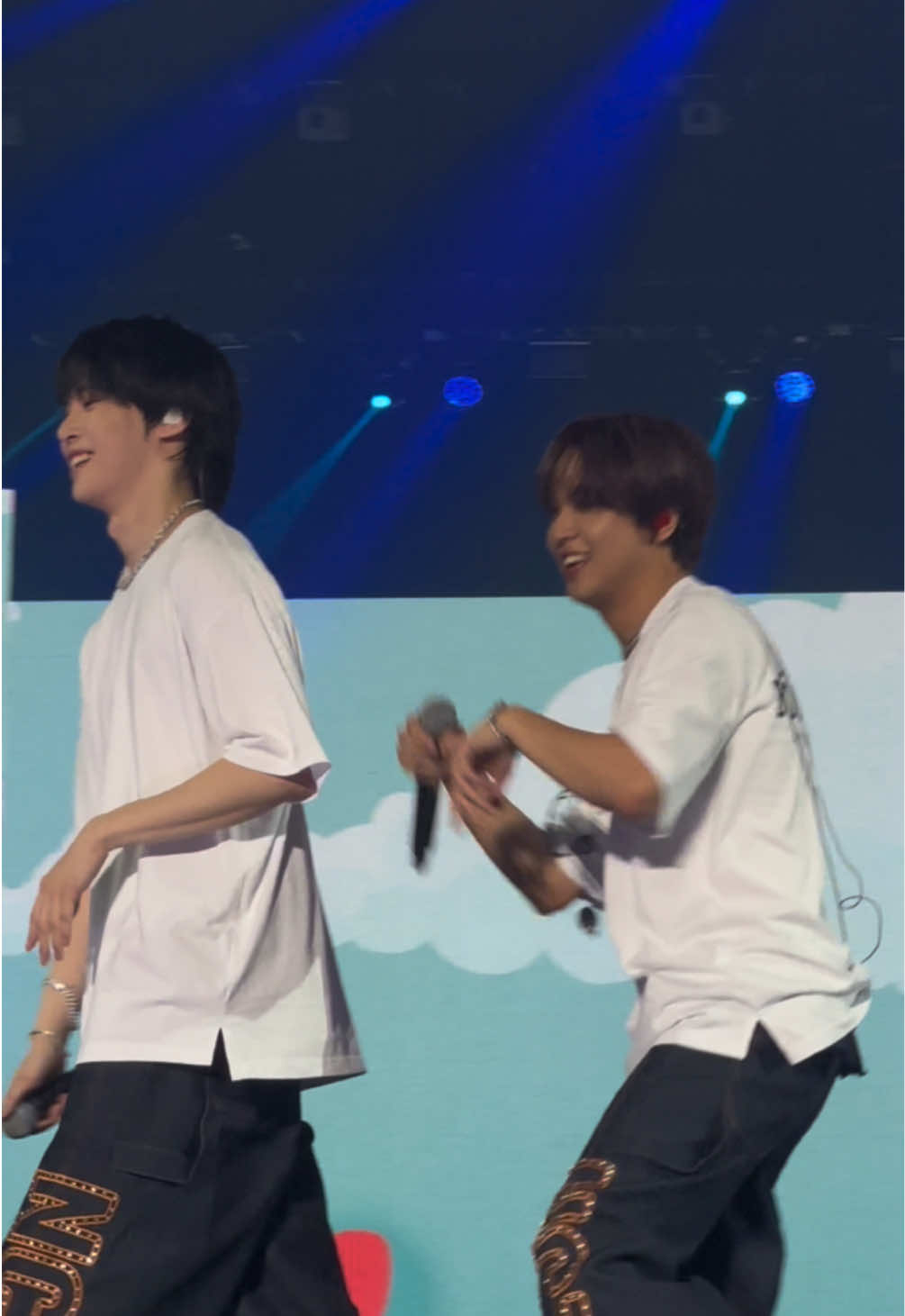 Ngejailin abangnya terus 😅 #NEOCITY_THE_MOMENTUM_JAKARTA #nct127 #themomentumjkt #haechan #doyoung 
