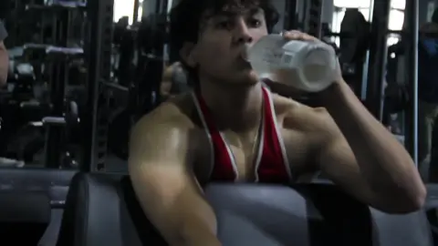 how can i get bigger??🗣 . . . . #carlosbelcast #parati #fyp #davidlaid #motivation #gym #alcoholismo #edit 