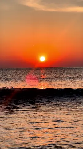 Sahil kenarı, gün batarken hafif müzik ve dalga sesi>>☀️🌊🧡 #günbatımı #deniz #güneş #CapCut #capcut_edit #öneçıkar #viralvideos #fyp 