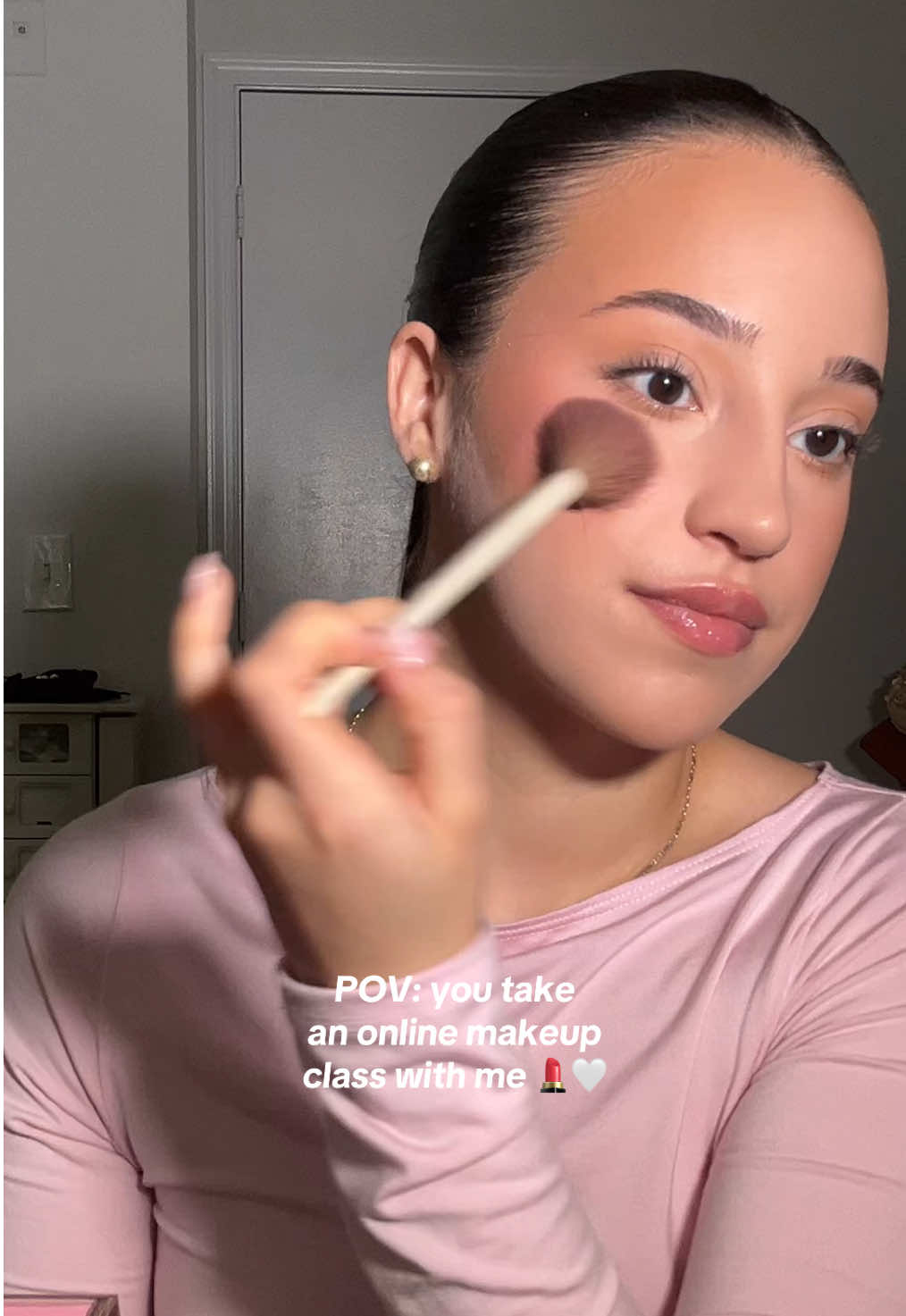 My client @alexa took an online makeup class all the way from New Jersey!! She wanted to learn my techniques for a perfect long lasting base routine. Plus she is looking into getting into the industry as an artist, so I shared my tips and tricks as well! This was so so much fun!! My insta is in my bio if you’re interested in booking! 💄🤍 #makeup #makeuptutorial #makeupclass #onlinemakeupclass #makeupcourse #baseroutine #bridalmakeup #bridalmakeupartist 