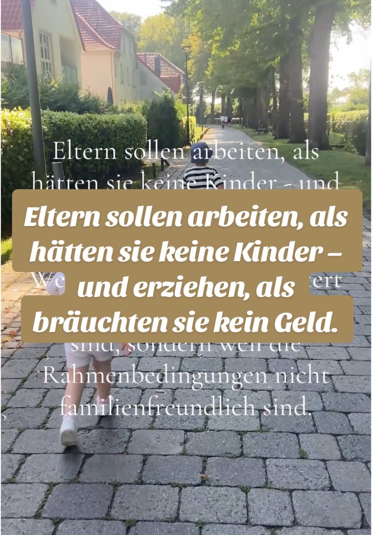 Unsere #Gesellschaft erwartet von #Eltern, dass sie im #Beruf genauso leistungsfähig und verfügbar sind wie #Menschen ohne #Kinder. Gleichzeitig wird von ihnen verlangt, ihre Kinder so zu #erziehen, als hätten sie unendlich viel #Zeit, #Geduld und Ressourcen – als gäbe es keinen anderen Anspruch an sie. Diese paradoxe Erwartung erzeugt einen enormen Druck: 	•	#Mütter und #väter hetzen zwischen #Arbeitsplatz, Kinderbetreuung und #Haushalt hin und her, ohne es jemals allen recht machen zu können. 	•	#Arbeitgeber fordern volle Hingabe, während Schulen und Kitas Engagement und ständige Präsenz erwarten. 	•	Wer sich für seine Kinder zurücknimmt, riskiert finanzielle Einbußen und Karrierenachteile. Wer sich für den #Job entscheidet, kämpft mit Schuldgefühlen und gesellschaftlicher #Kritik. Das #System ist so aufgebaut, dass Eltern oft scheitern – nicht, weil sie unfähig sind, sondern weil die Rahmenbedingungen schlicht nicht familienfreundlich sind. #schule #kita #alltag #familie #liebe #familienleben #Momente #Spielen #Augenblicke #leben #lebenmitkindern #wichtig #papa #momlife #momlife #moments #momof3 #familytime #family 