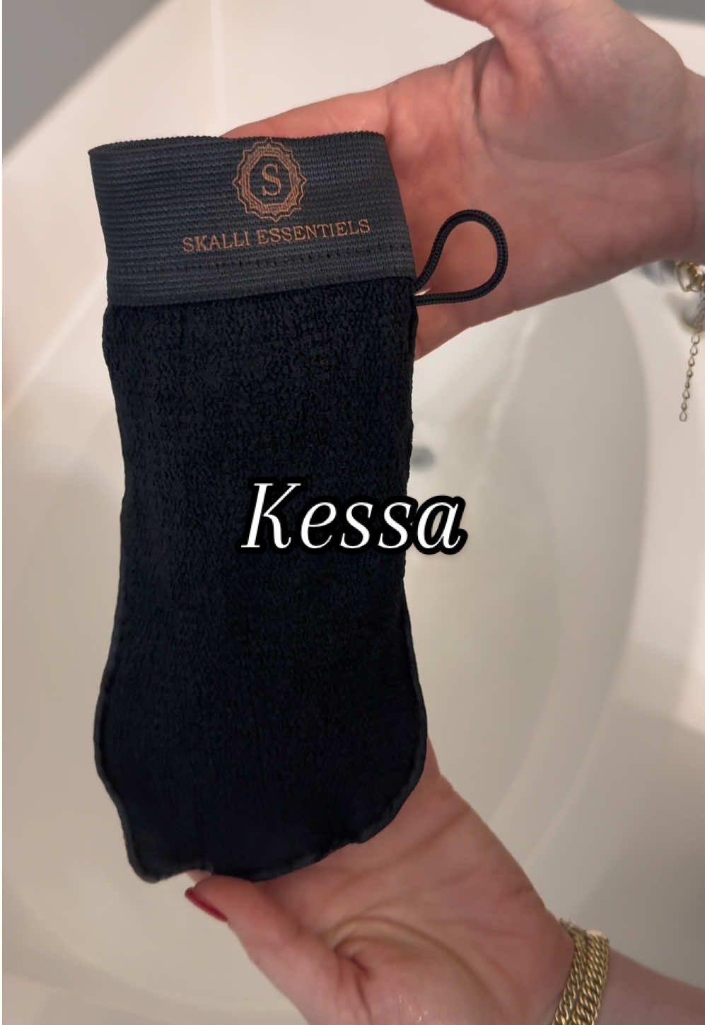 If you’re not shedding, you’re not exfoliating!! I’ve been using the @Skalli Essentials kessa glove it’s authentic all the way from Morocco!  - - - - #exfoliate #exfoliateyourskin #hamambath #turkishbath #turkishhamam #deadskin #removedeadskincells 