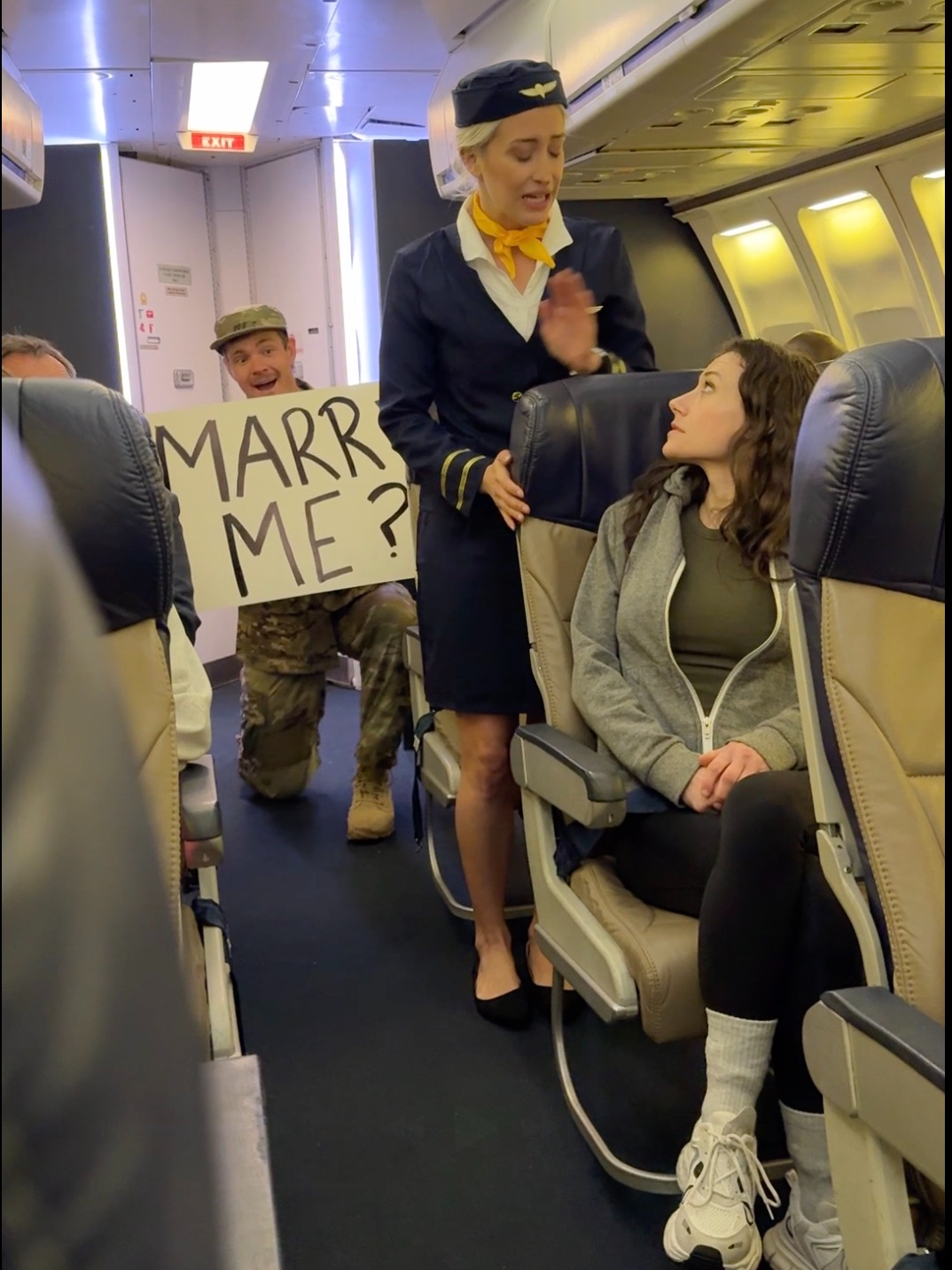 Soldier surprises wife with proposal during their flight ❤️ #fyppppppppppppppppppppppp #fyp #viralvideo #surprise #Relationship #dating #military #Homecoming #soldier #proposal