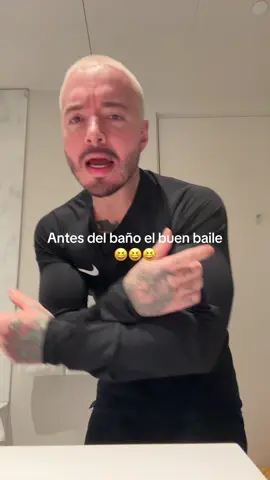 El bailoteo antes del bañarse 🤣🤣