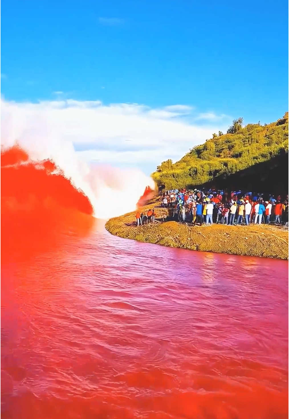 🔴 onda misteriosa de RIO VERMELHO atinge multidão #viral #fyp #fyppp #tsunami