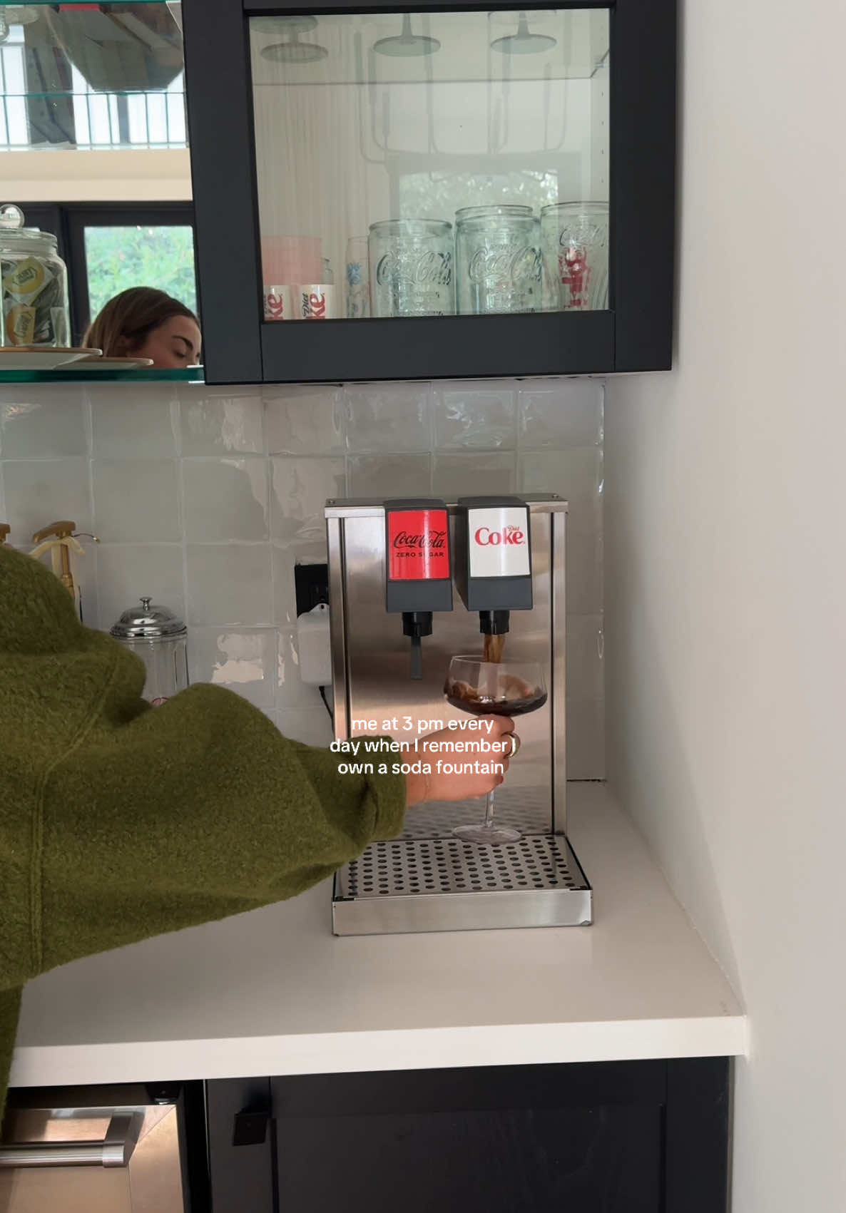 a vending machine could never do this #sodafountain #sodamachine #inhomesodafountain #dietcoke #dietcokefountain #dietcokegirl #dietcokebreak #middaydietcokebreak #vendingmachine 