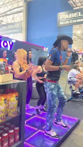 #expofitnessmedellin Gracias a todos demasiado bellos !! 🥹💕💕 #bachata #bachateaMor #medallomorchallenger #marlondesafio #medalloMor #marlondesafiomusic #bachateamor #bachatasensual 