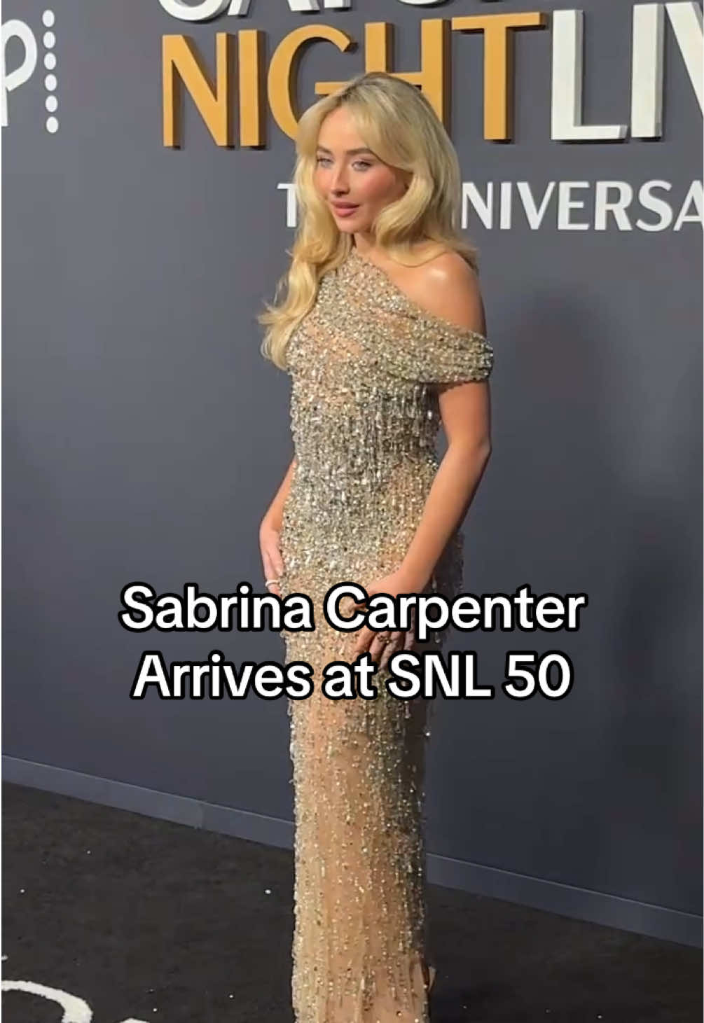 Our Short n’ Sweet March cover star #SabrinaCarpenter arrives at the #SNL 50th anniversary special. Tap the link in our bio to see more celebrity arrivals from tonight. 